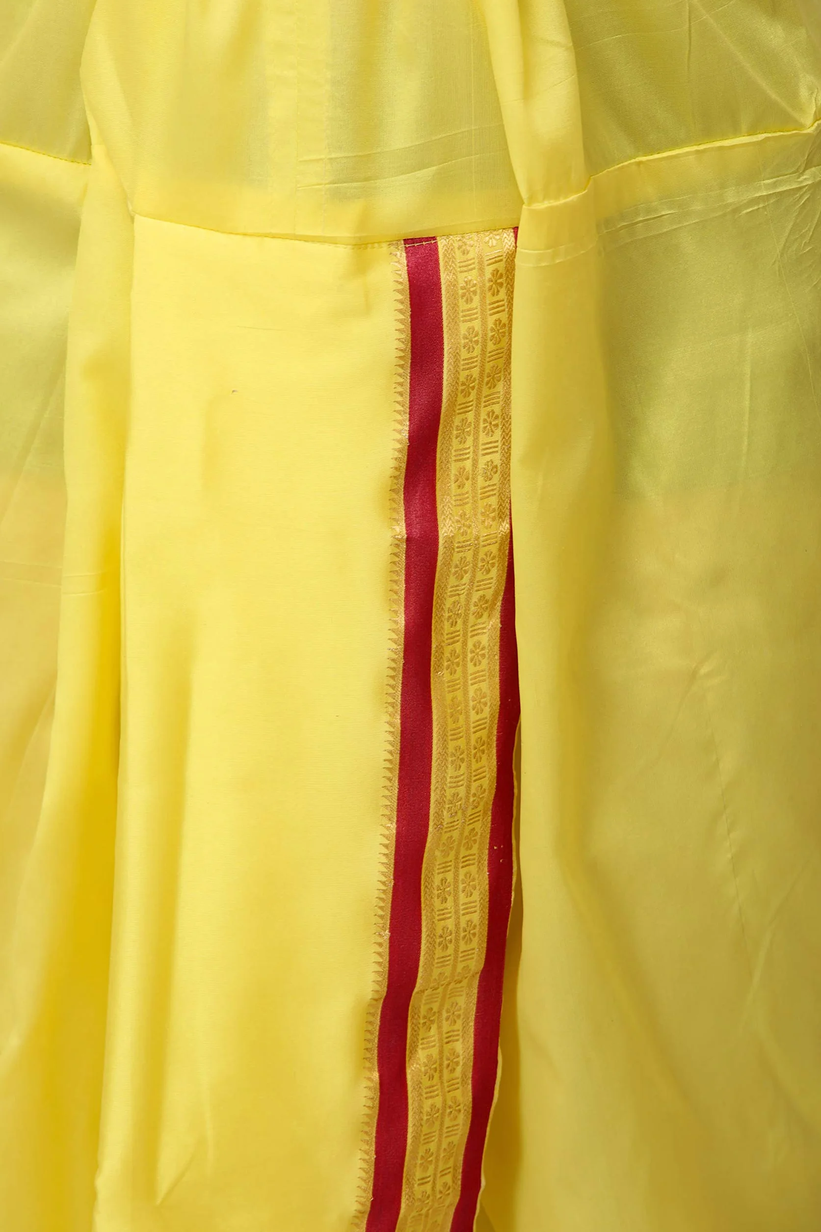 Exotic India Gotowy do noszenia zestaw Dhoti i Angavastram z tkaną złotą obwódką
