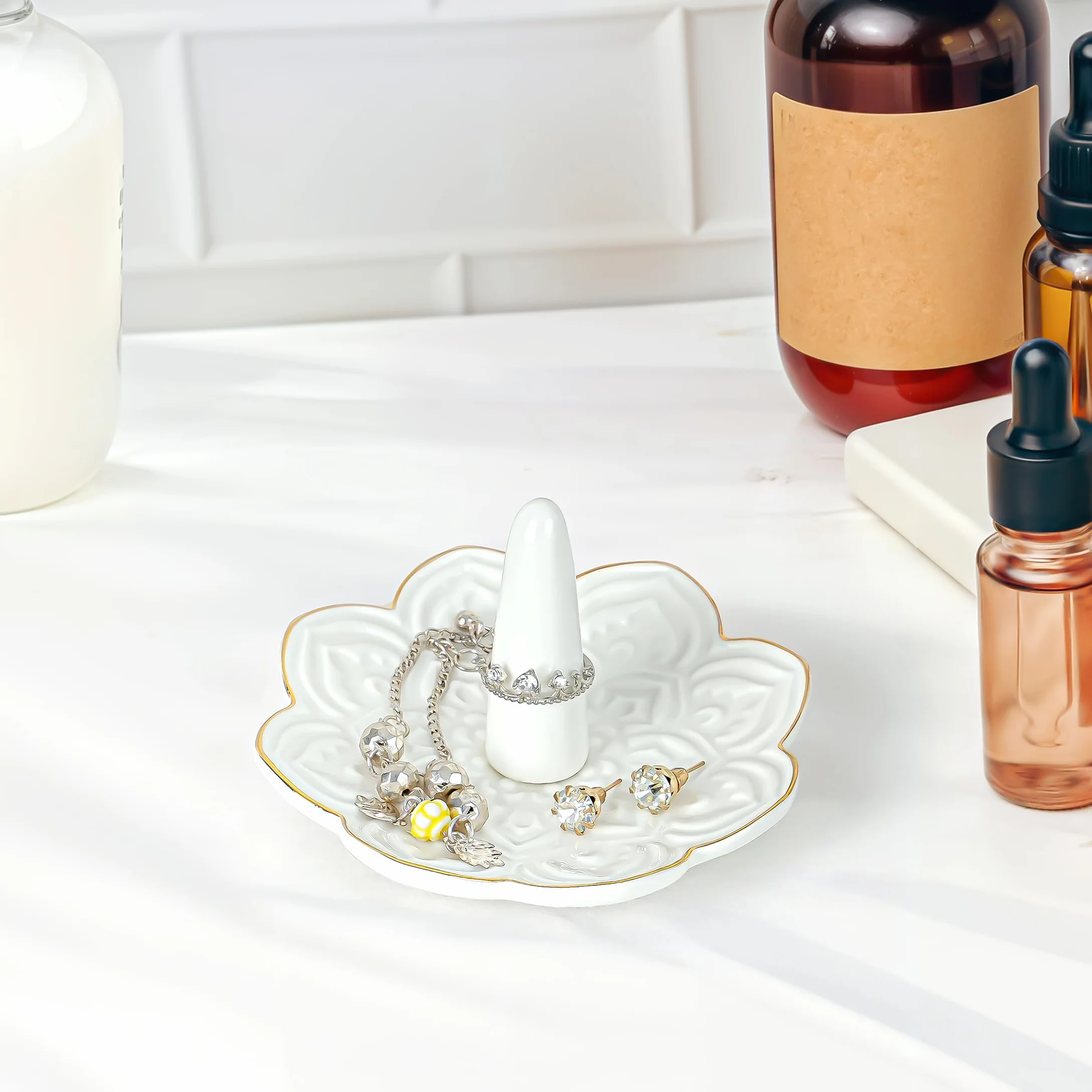 Winter Shore Biała Ceramiczna Patera na Pierścionki z Mandalą – Elegancka Patera na Obrączki i Zaręczynowe Pierścionki – Prezent dla Par – Mała Patera na Biżuterię – Dekoracyjna Tacka na Pierścionki