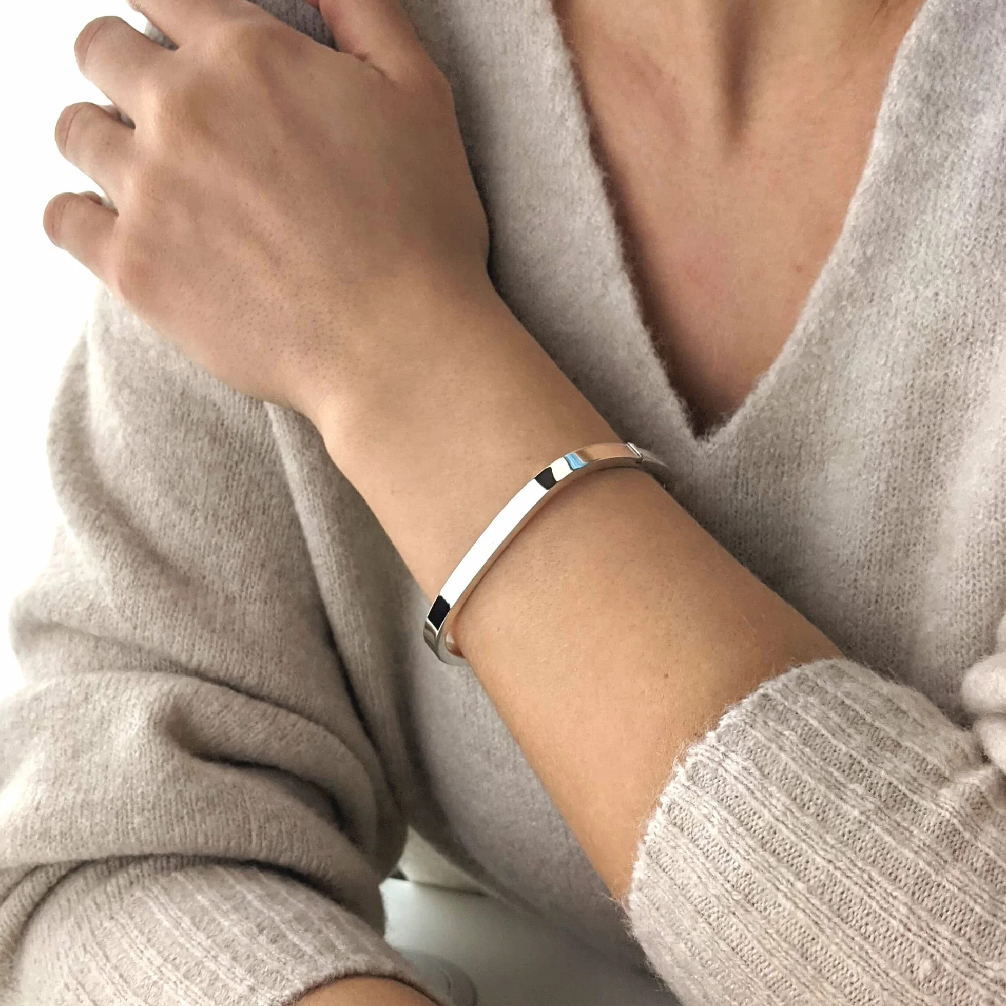 Silverly Kwadratowa bransoletka 5,2 mm z zawiasem z litego srebra próby 925 | elegancka bransoletka ze srebra wysokiej próby z kwadratową rurką | prezent urodzinowy dla mamy cioci