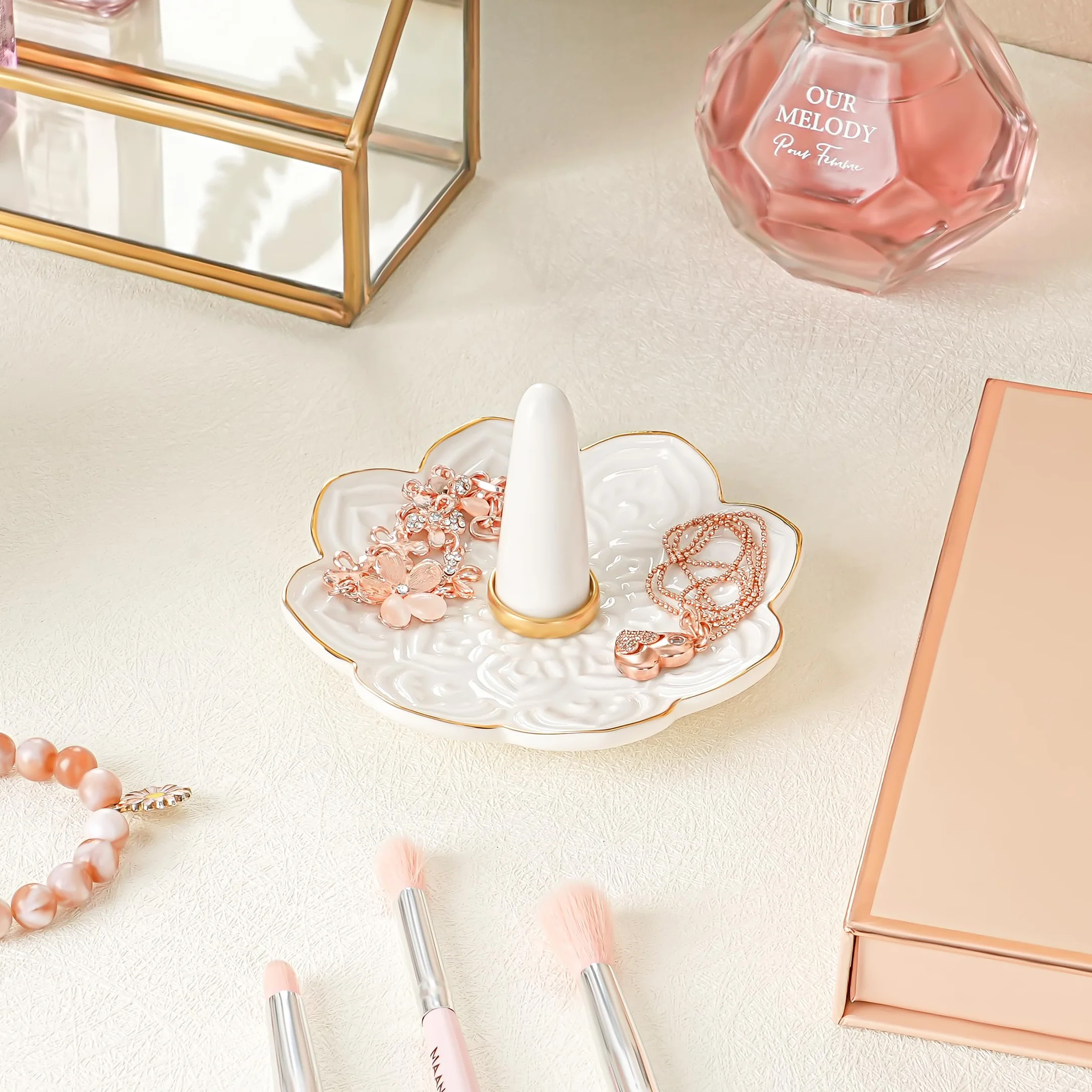 Winter Shore Biała Ceramiczna Patera na Pierścionki z Mandalą – Elegancka Patera na Obrączki i Zaręczynowe Pierścionki – Prezent dla Par – Mała Patera na Biżuterię – Dekoracyjna Tacka na Pierścionki