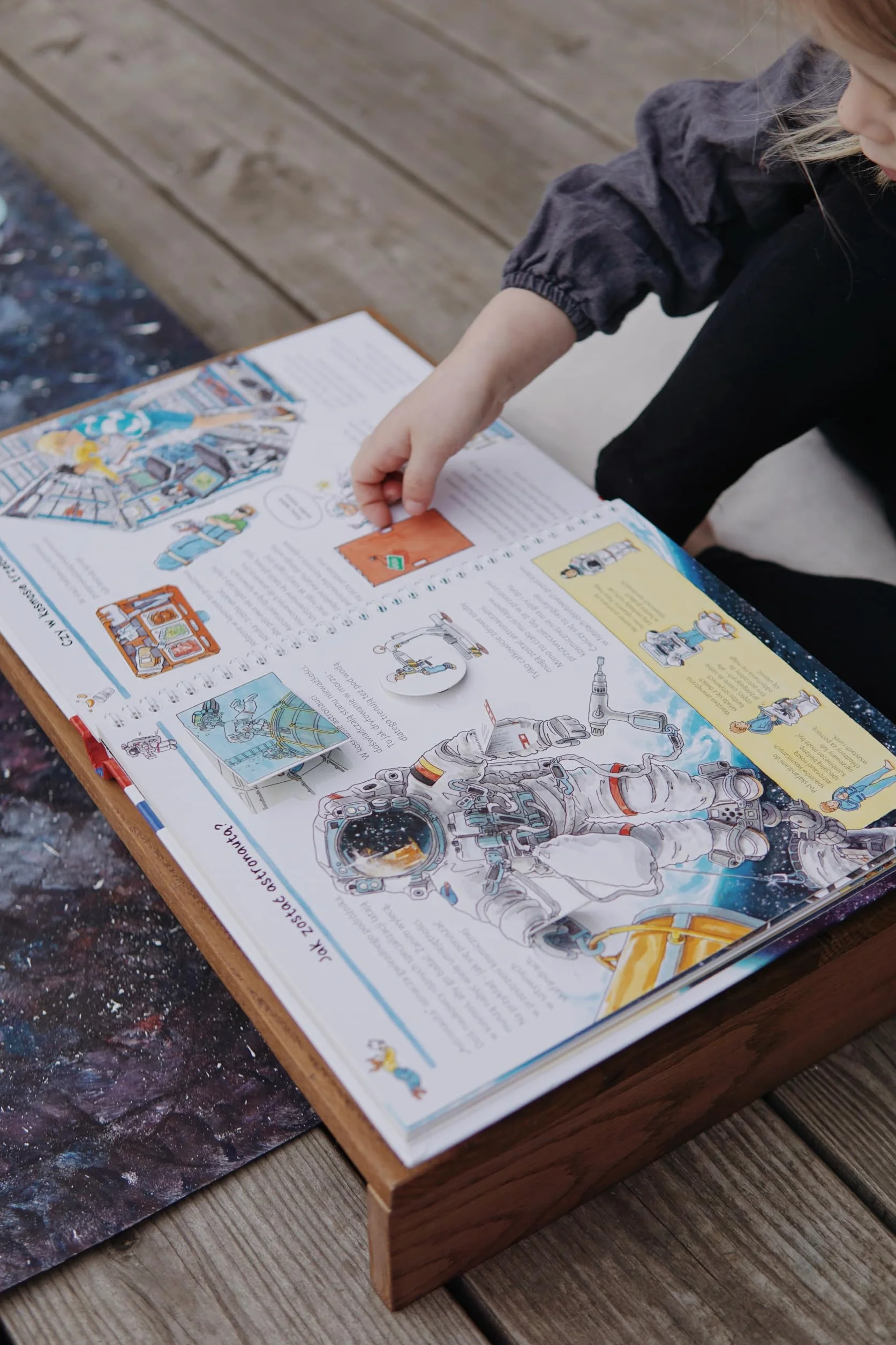Odkrywamy kosmos Książka edukacyjna z okienkami Dla dzieci 3-8 lat Astronomia dla dzieci Popularnonaukowa seria Dlaczego? Kiedy? Jak?