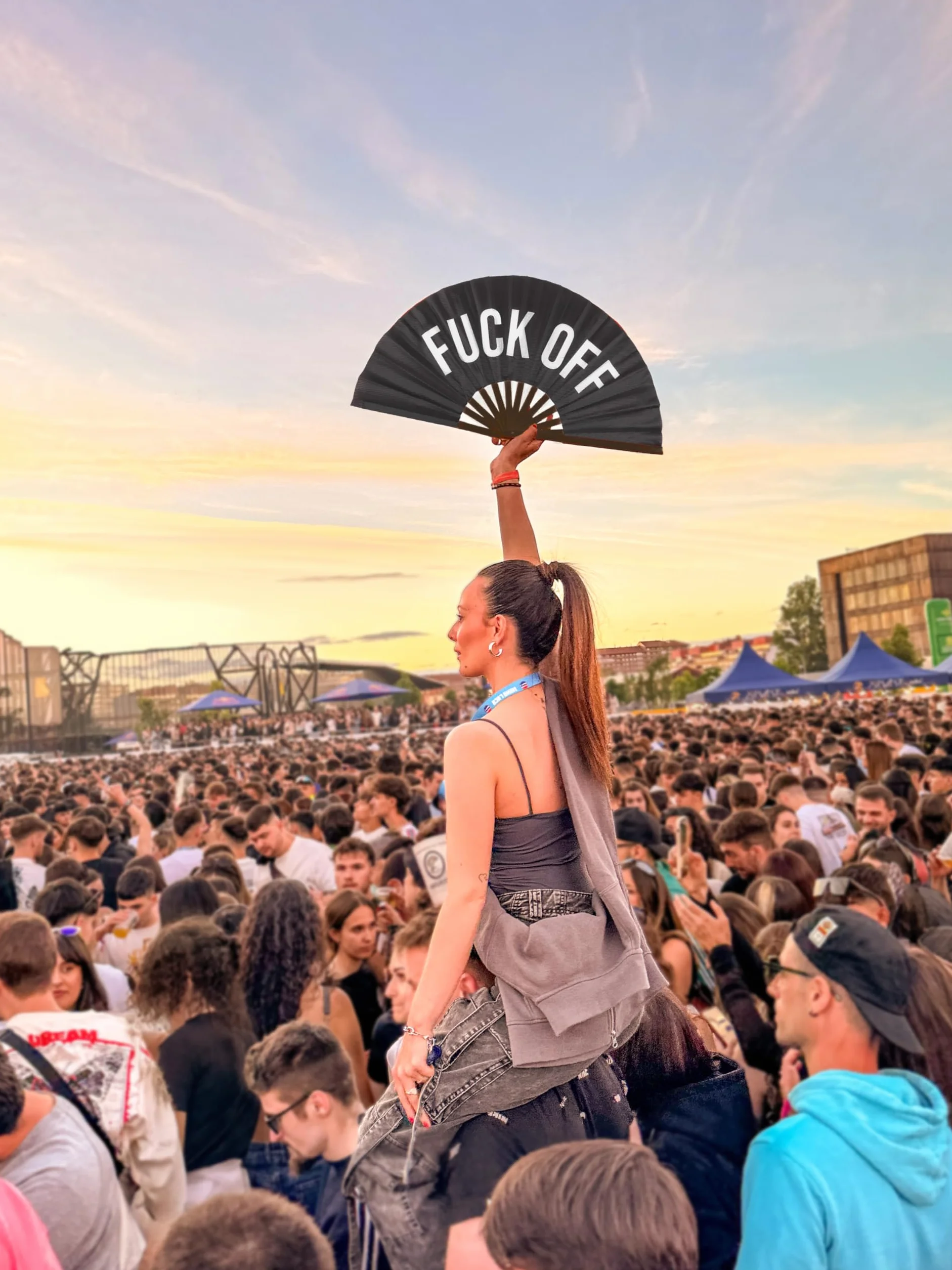 Fisura - duży składany wachlarz "f*CK Off". Oryginalny wachlarz z dużym przesłaniem czarny XXL. Składany wachlarz bambusa. Wymiary: 64 x 33 centymetry.