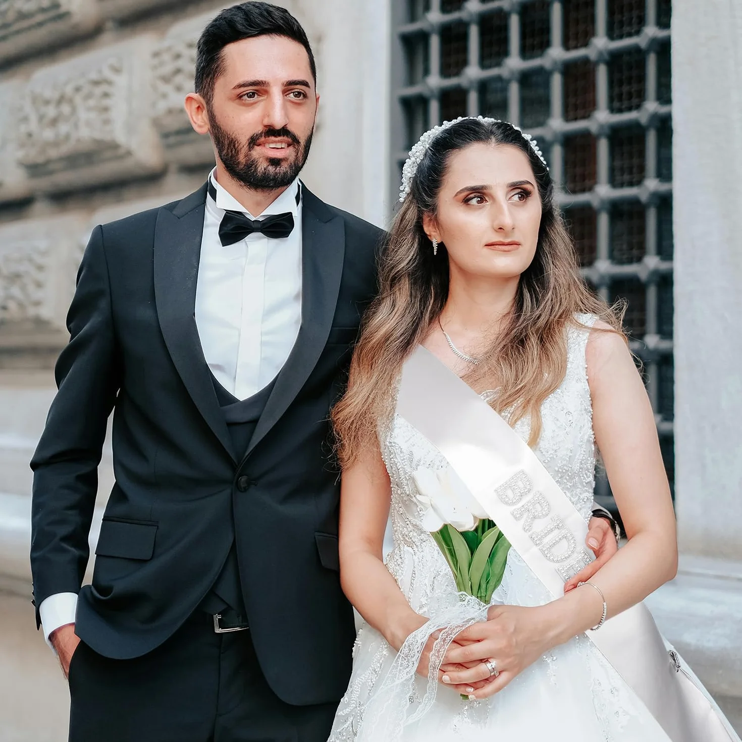 BOXOB Perłowa Bride Szarfa, Biała Kryształ Górski Bride To Be Szarfa z Diamentową Broszką Akcesoria Ślubne do Wieczoru Panieńskiego Dekoracje Przyjęcie Przyszłej Panny Młodej Prezenty Druhen