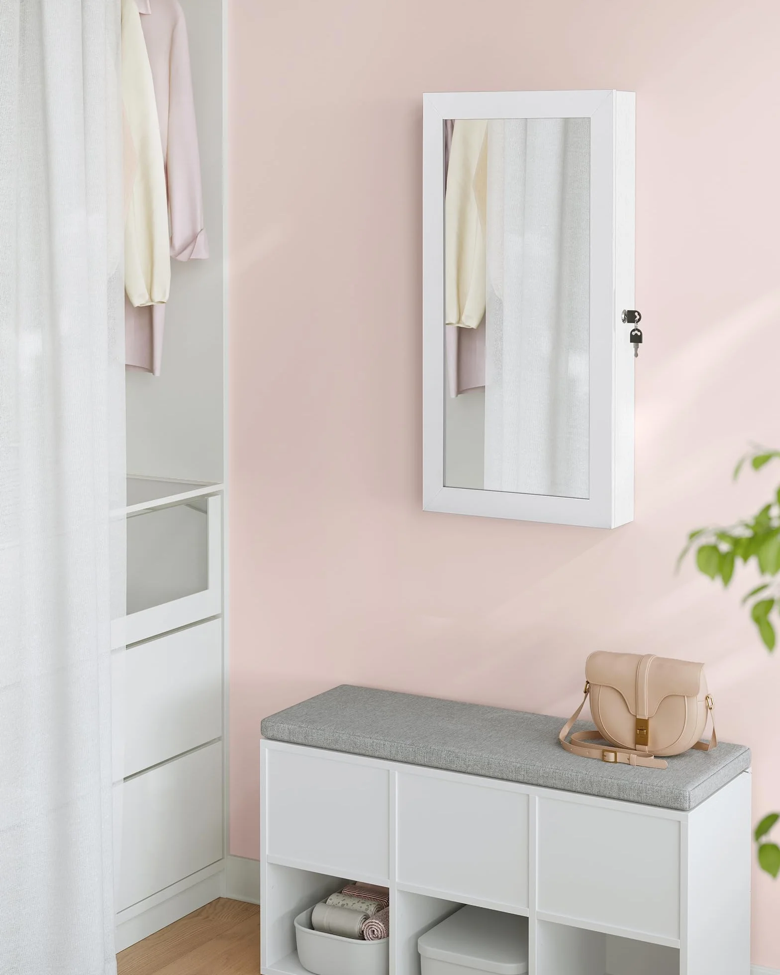 SONGMICS JJC051W02 Szafka na biżuterię, montowana na ścianie, z lustrem i miejscem do przechowywania, zamykana, organizer, oszczędność miejsca, biała powierzchnia, szara wyściółka