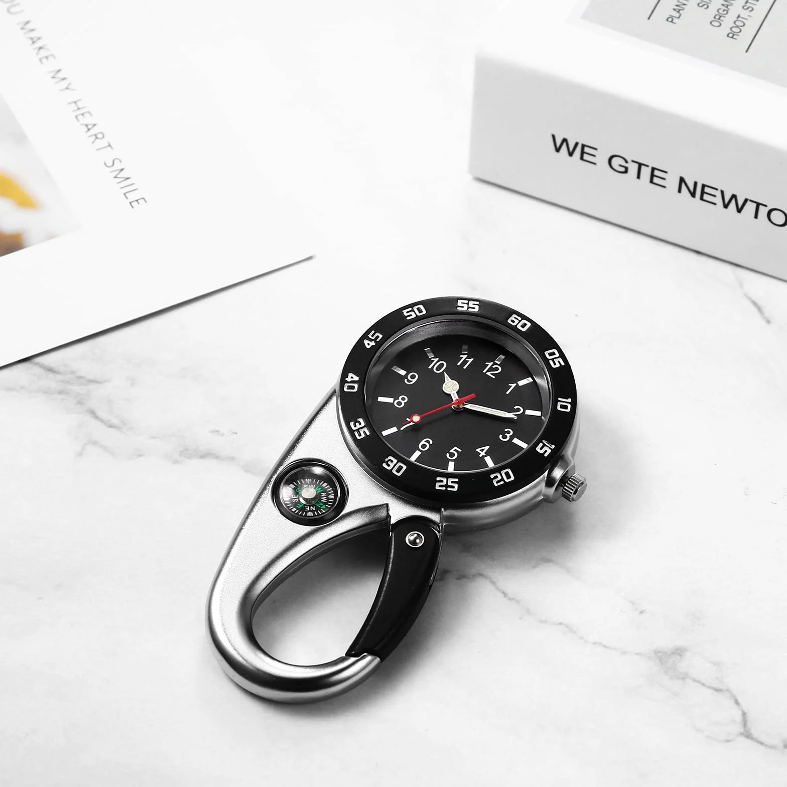 JewelryWe Analogowy zegarek na karabińczyk dla mężczyzn i kobiet, zegarek na klucze ze świecącymi wskazówkami. 1 ATM wodoodporny, zegarek pielęgniarski, brelok do plecaka, aktywności na świeżym