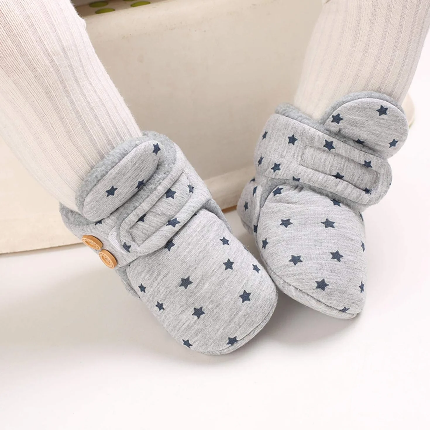 Przytulne polarowe buciki dziecięce z bawełnianą podszewką, antypoślizgowe i miękkie podeszwy buty dla noworodka 0-18 miesięcy skarpety buty unisex kapcie dziecięce zimowe ciepłe buty