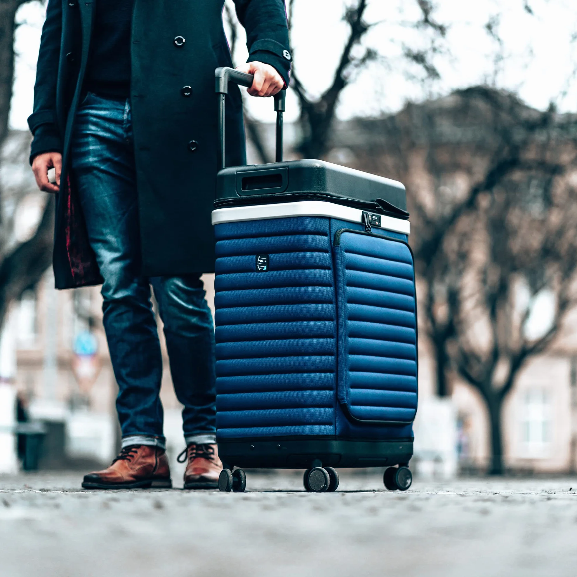 Pull Up Suitcase Estate Blue - Twoja mobilna szafa na ubrania. Rozkładana walizka podróżna z przegródkami, niebieski, 76 cm