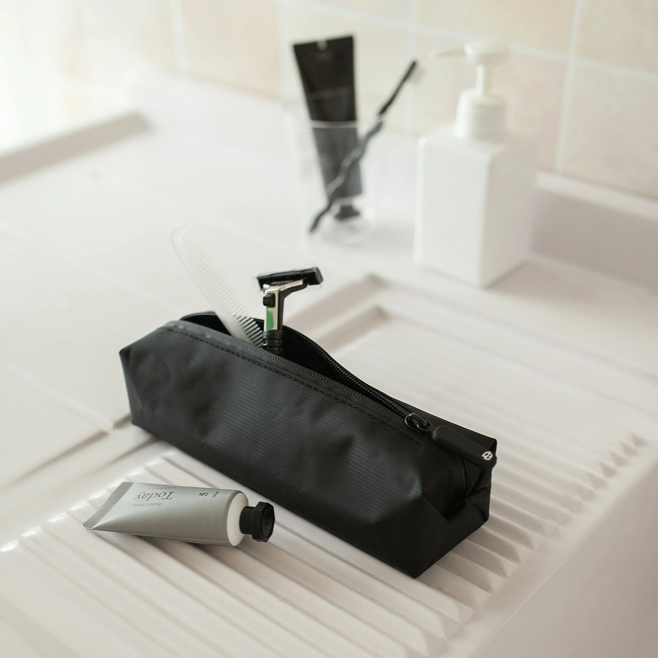 Comfyable Mała kosmetyczka dla mężczyzn, smukła mini torba na szczoteczkę do zębów, zestaw dopp, elektronika, technologia, siłownia, wodoodporny organizer niezbędny, ciemnoszary