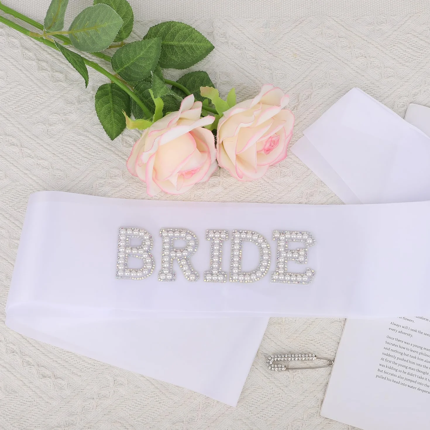 BOXOB Perłowa Bride Szarfa, Biała Kryształ Górski Bride To Be Szarfa z Diamentową Broszką Akcesoria Ślubne do Wieczoru Panieńskiego Dekoracje Przyjęcie Przyszłej Panny Młodej Prezenty Druhen