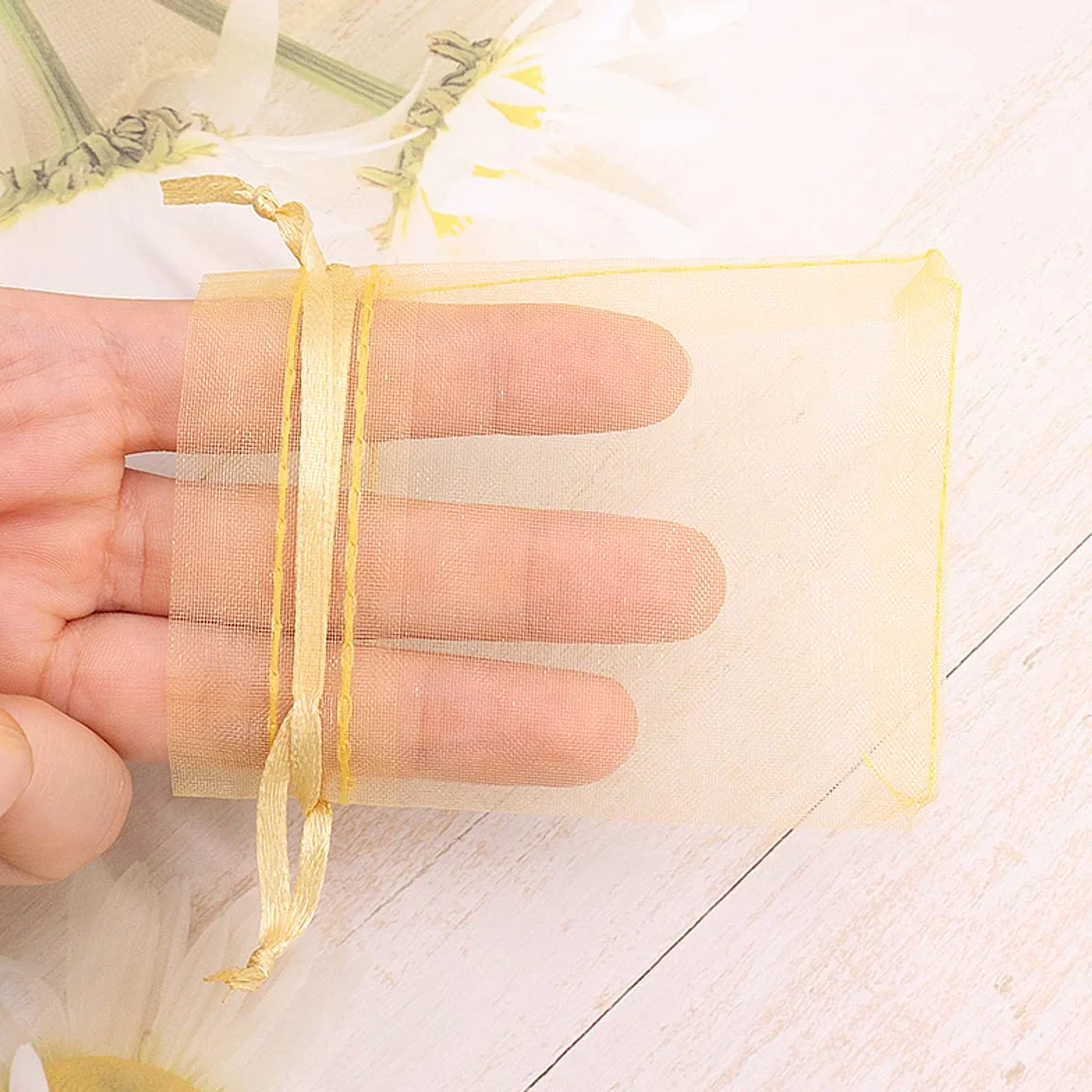 Leeyunbee 100 szt. Złote woreczki z organzy 7 x 9 cm woreczki z organzy, woreczki, na prezent, biżuteria, ślubne torebki na cukierki, na imprezę festiwalową i wesele, satynowy sznurek