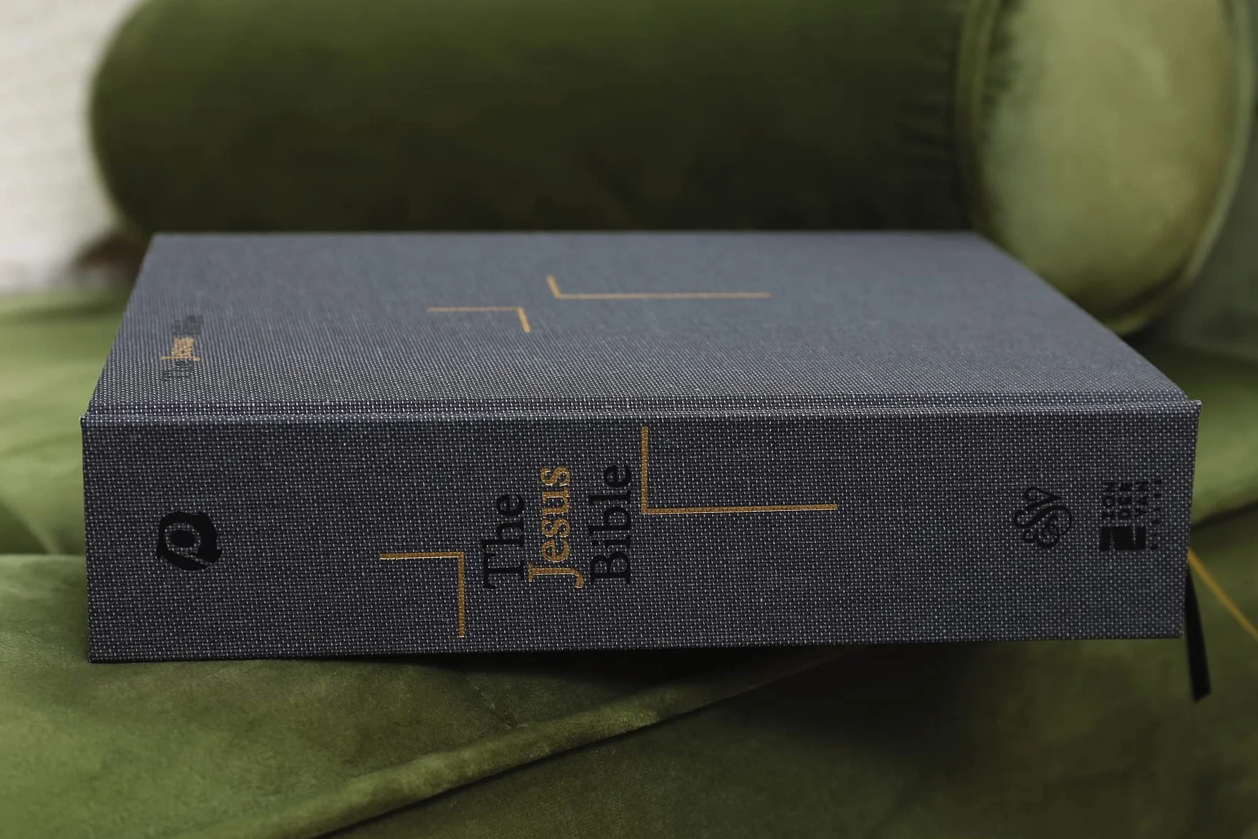 The Jesus Bible, ESV Edition, Cloth Over Board, Grey: English Standard Version, Charcoal, Cloth over Board