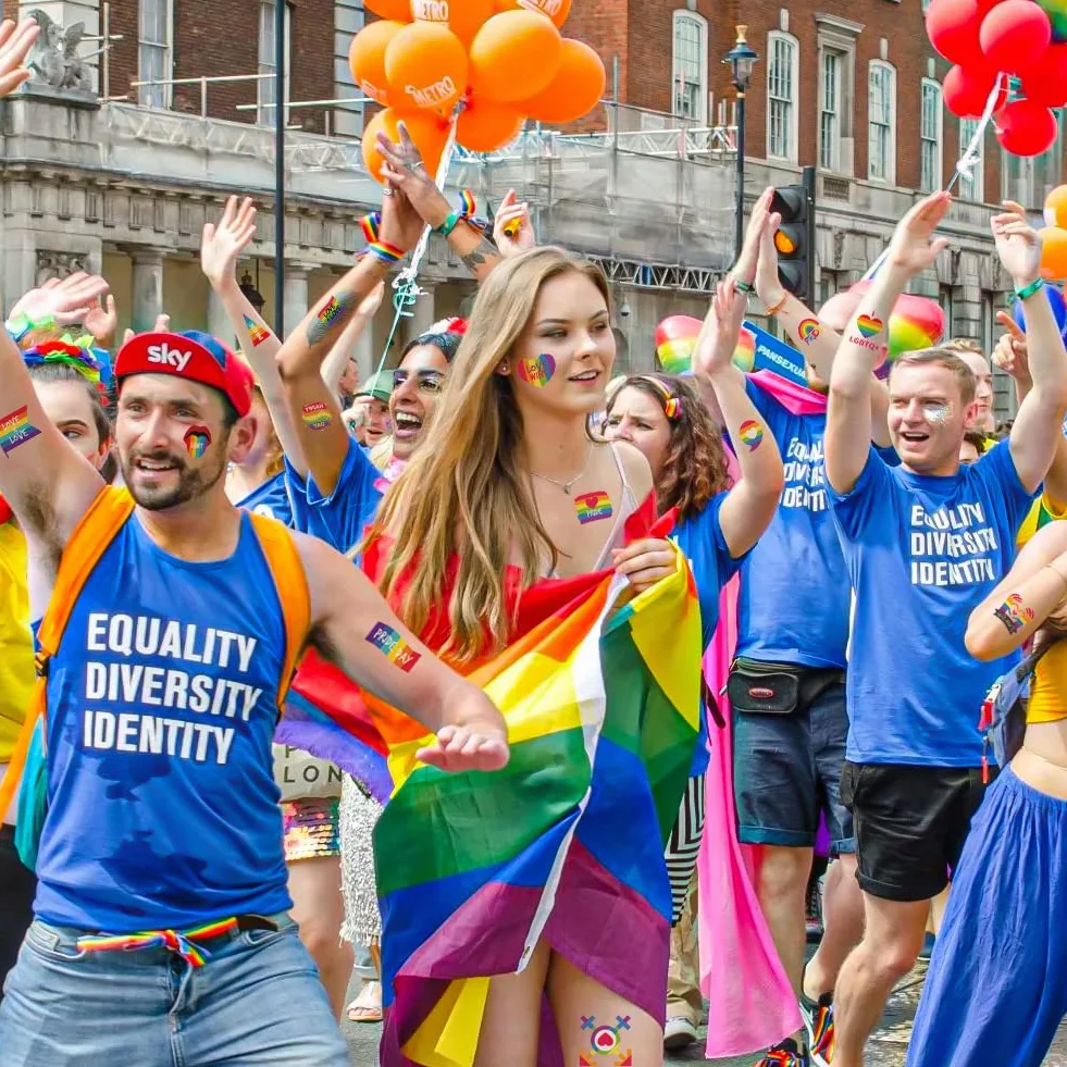 AOMIG 70+ stylów tatuaży z dumą, 10 dużych arkuszy tymczasowych tatuaży Gay Pride, wodoodporne naklejki z tatuażami LGBT Rainbow Flag na festiwale Pride dekoracje świąteczne