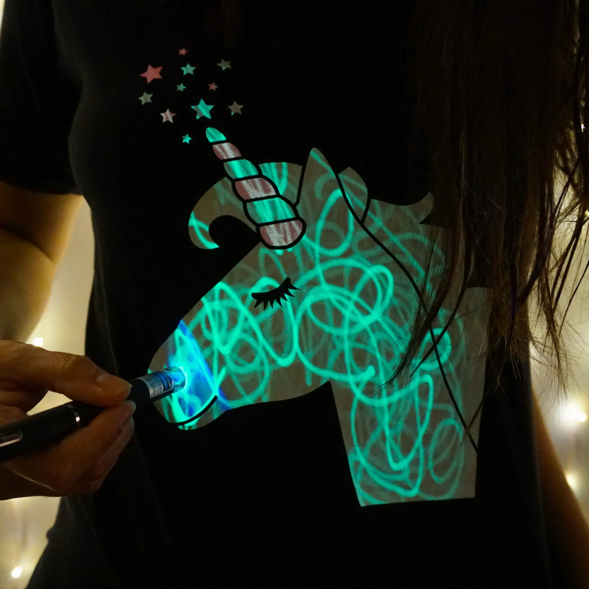 Illuminated Apparel Oryginalna interaktywna koszulka świecąca w ciemności - zabawa na przyjęcia urodzinowe i festiwale