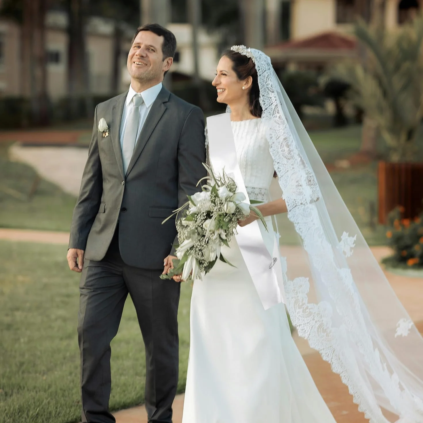 BOXOB Perłowa Bride Szarfa, Biała Kryształ Górski Bride To Be Szarfa z Diamentową Broszką Akcesoria Ślubne do Wieczoru Panieńskiego Dekoracje Przyjęcie Przyszłej Panny Młodej Prezenty Druhen