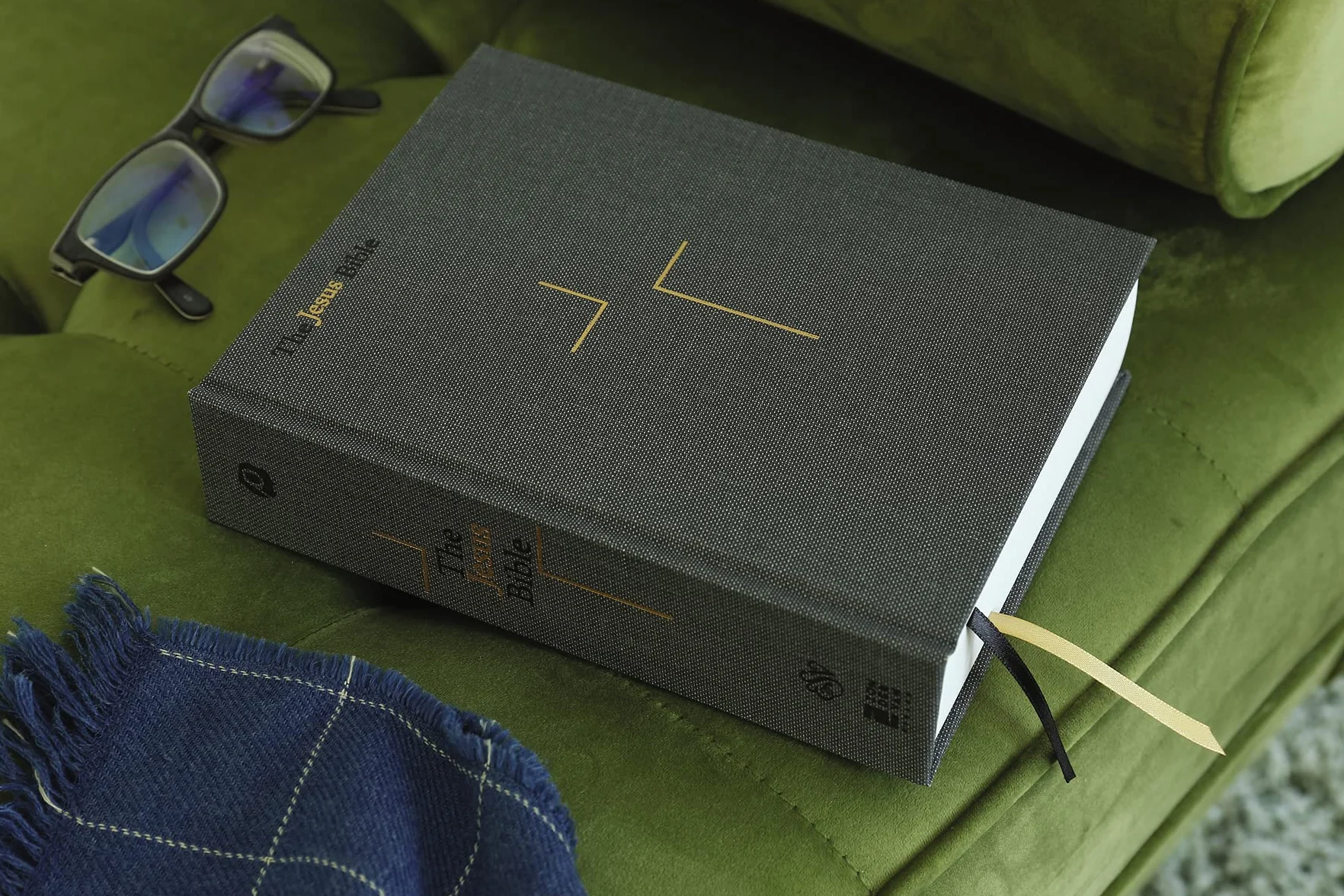 The Jesus Bible, ESV Edition, Cloth Over Board, Grey: English Standard Version, Charcoal, Cloth over Board
