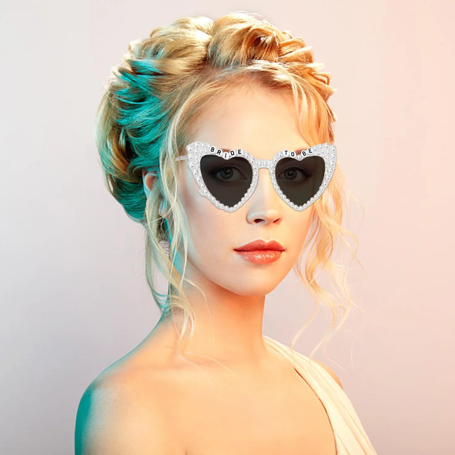 1 x okulary z perłowym sercem, 1 x torba na okulary, okulary BRIDE TO BE, okulary przeciwsłoneczne dla panny młodej, okulary przeciwsłoneczne na wieczór kawalerski
