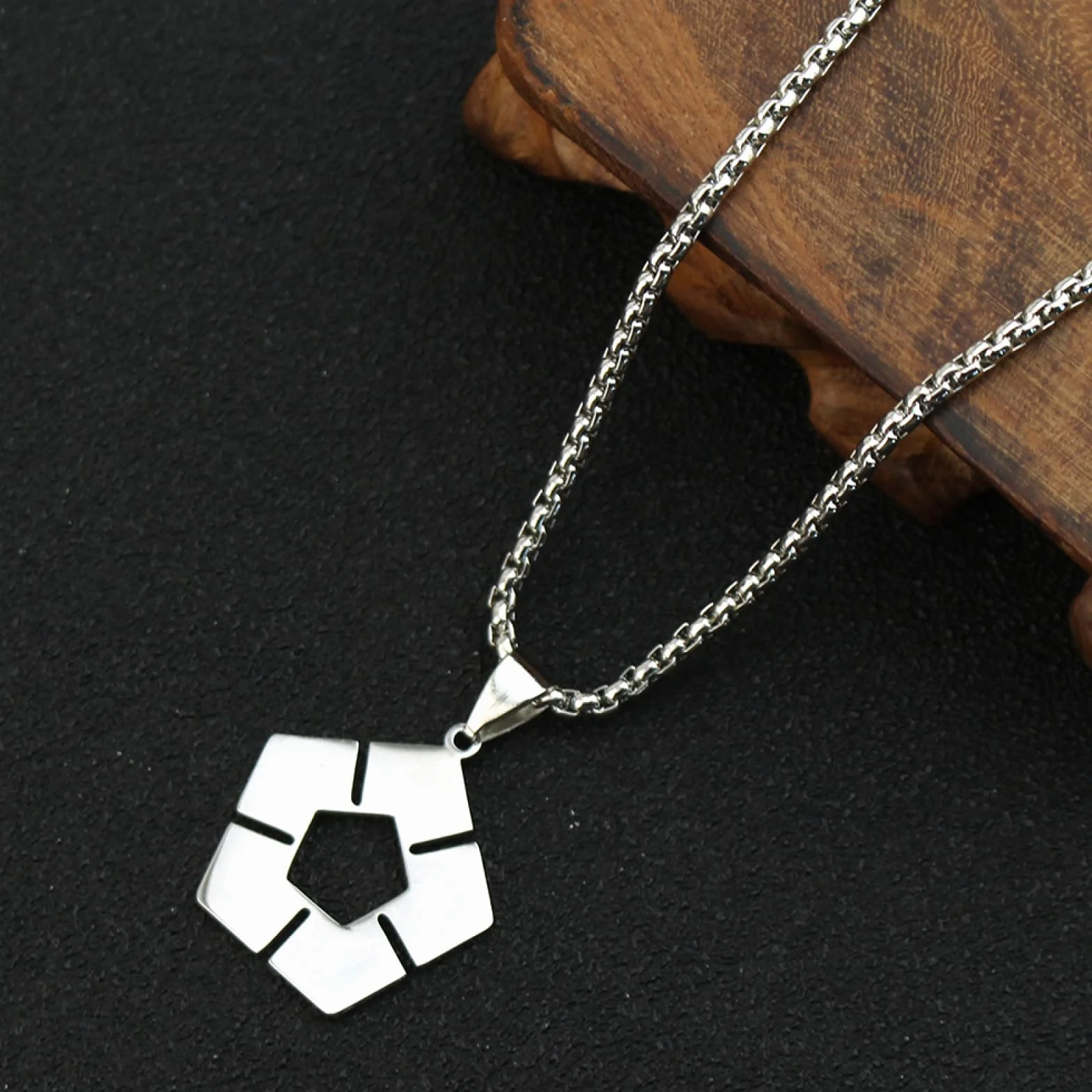 Casual naszyjnik wisiorek niebieski zamek naszyjnik kobiety mangas piłka nożna znak naszyjniki kobieta moda kreatywne pary łańcuszek srebrny kolor cosplay collier impreza biżuteria prezent