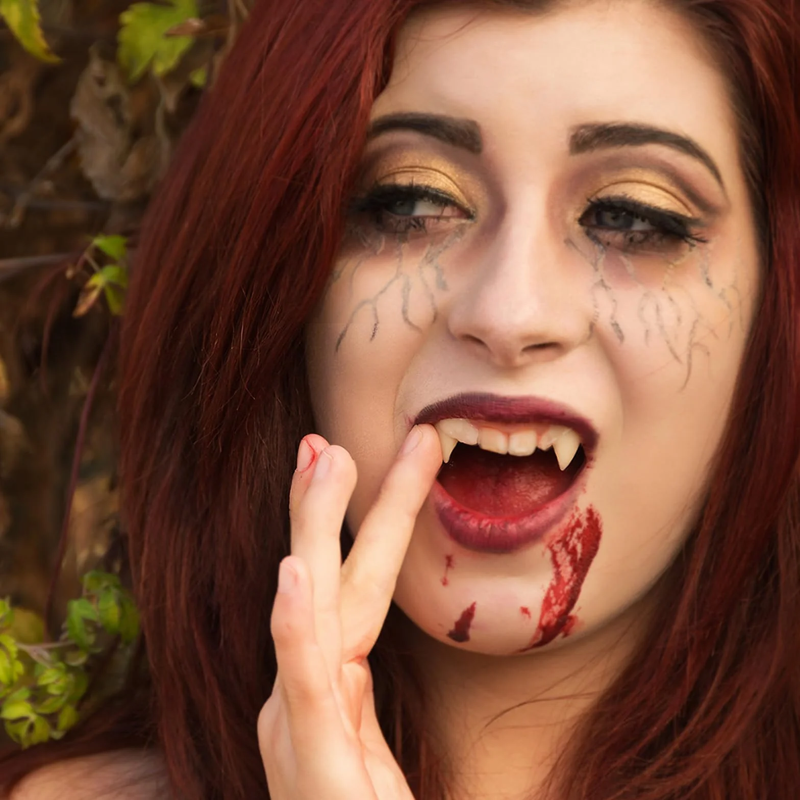 LOMIMOS Zęby wampira, zawiera 2 pary zębów wampira w czterech różnych rozmiarach, z 1 tubką kleju na zęby i pęsetą, na imprezę Cosplay, rekwizyty Halloween, imprezę, kły