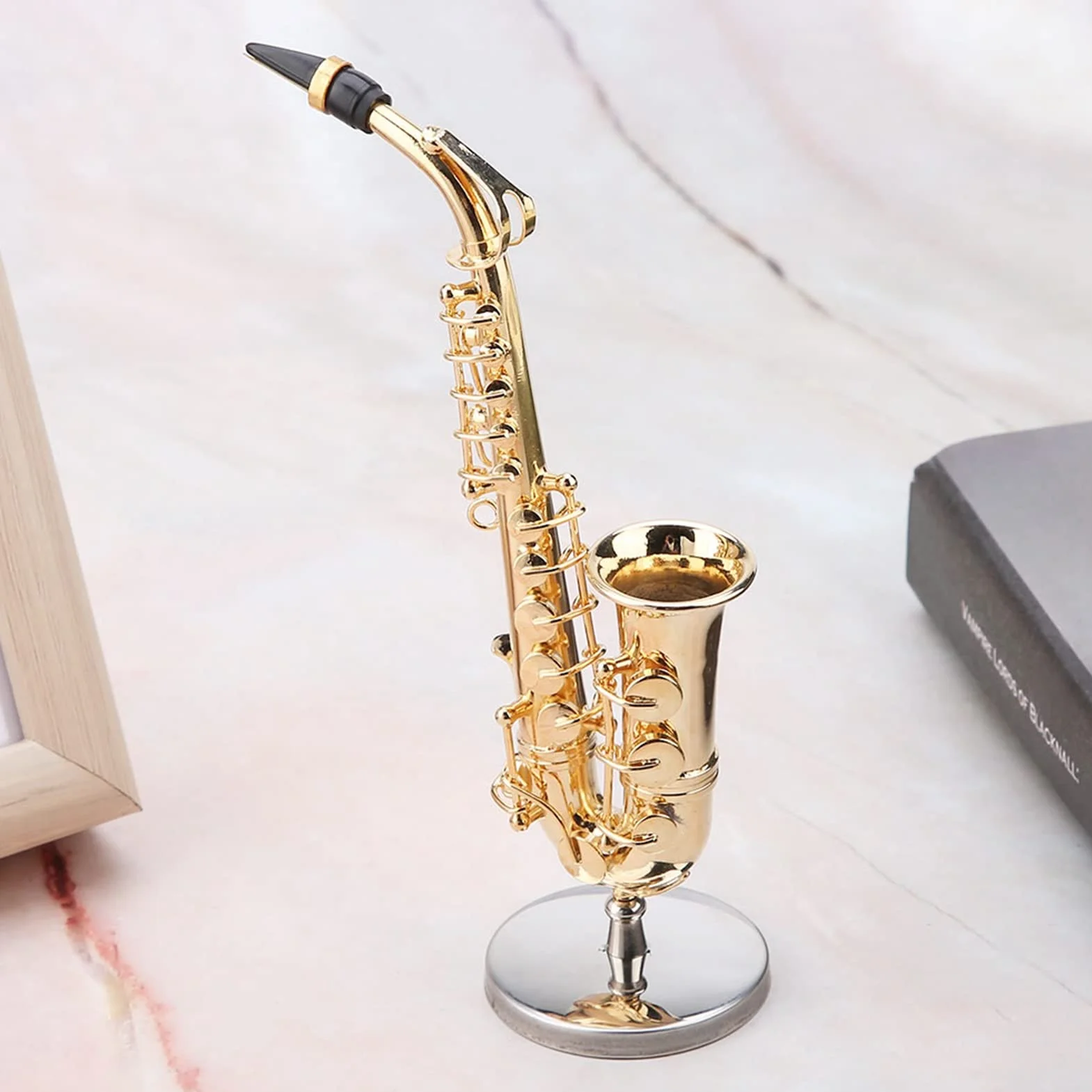 14 cm miniaturowa replika saksofonu altowego z pozłacanym stojakiem, etui i ornamentem mini instrument muzyczny model do dekoracji wnętrz figurka model