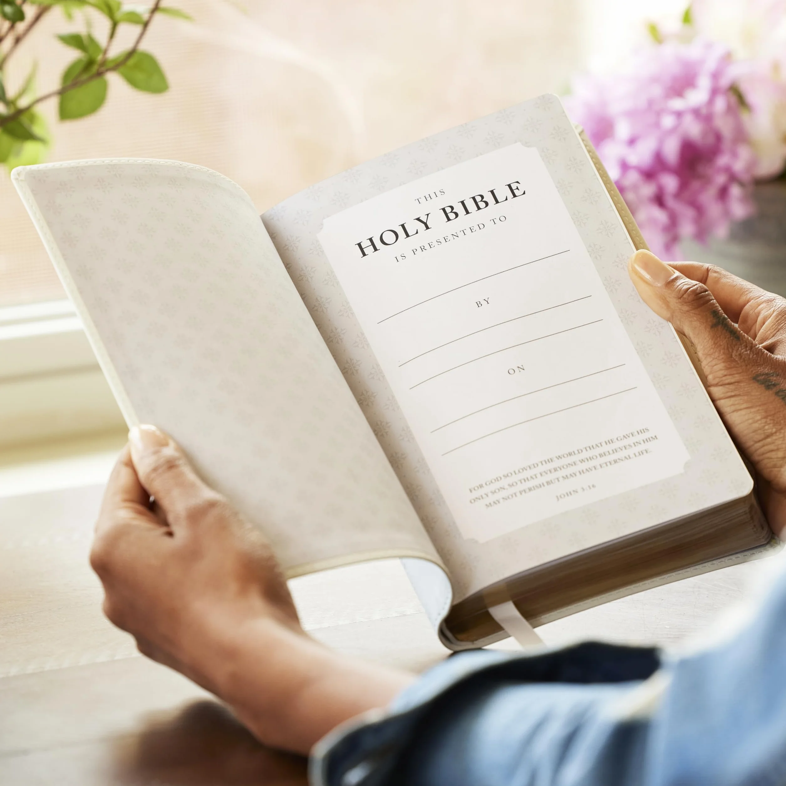 Nrsv, Catholic Bible, Gift Edition, Leathersoft, White, Comfort Print: Holy Bible