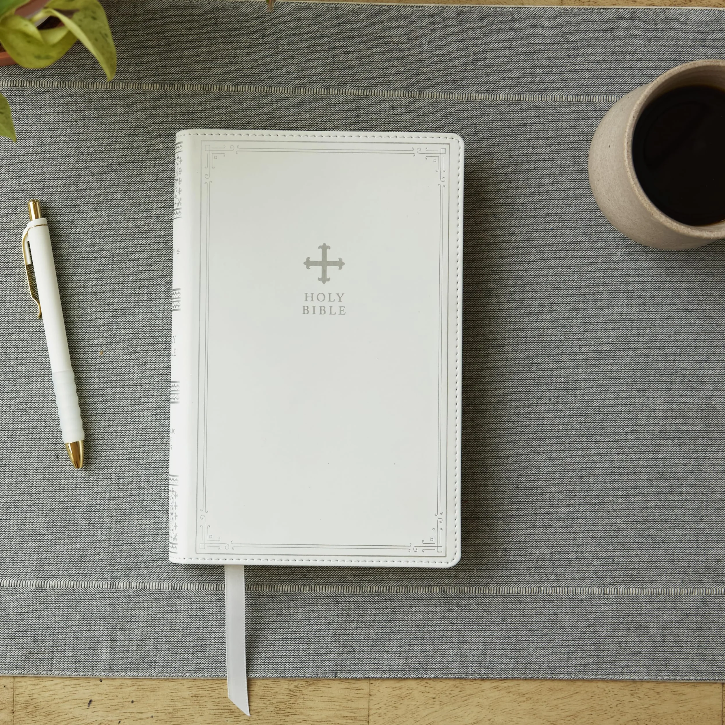 Nrsv, Catholic Bible, Gift Edition, Leathersoft, White, Comfort Print: Holy Bible