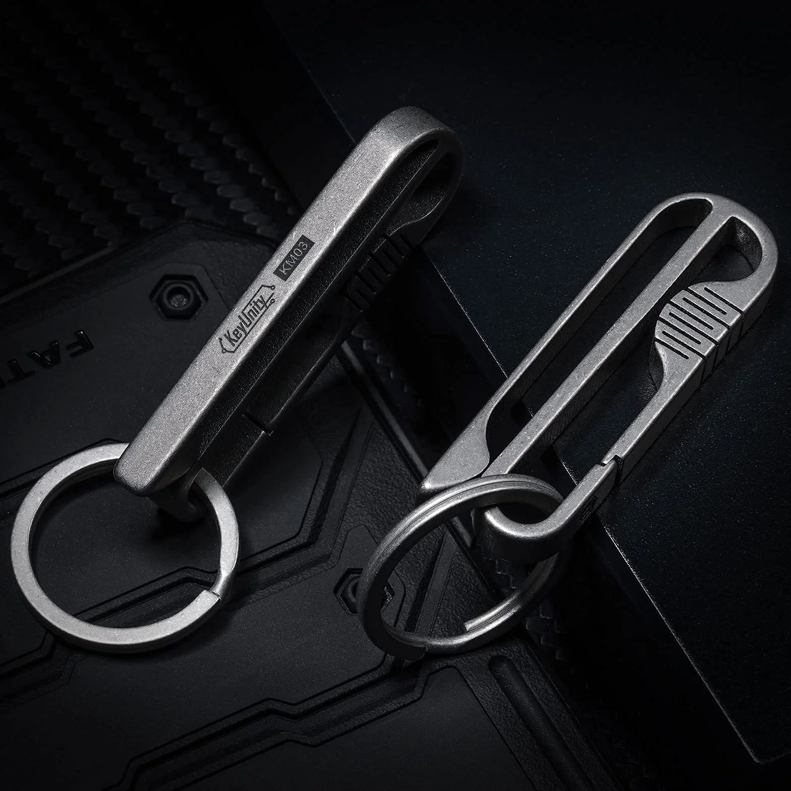 KeyUnity KM03 tytanowy klips do paska breloczek do kluczy, szlufka na pasek z pierścieniem, karabiniczek, klips na klucze ze zdejmowanym kółkiem, do paska służbowego, na kemping, unisex,