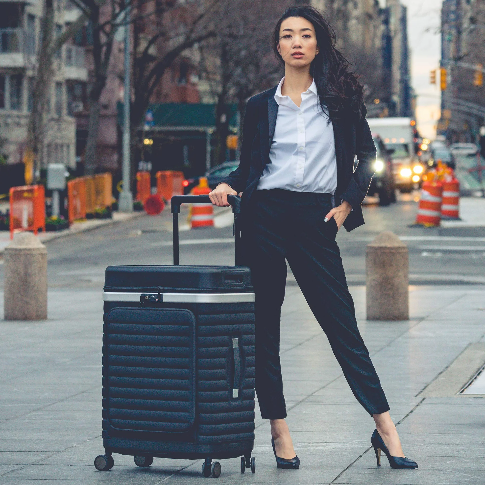 Pull Up Suitcase Estate Blue - Twoja mobilna szafa na ubrania. Rozkładana walizka podróżna z przegródkami, niebieski, 76 cm