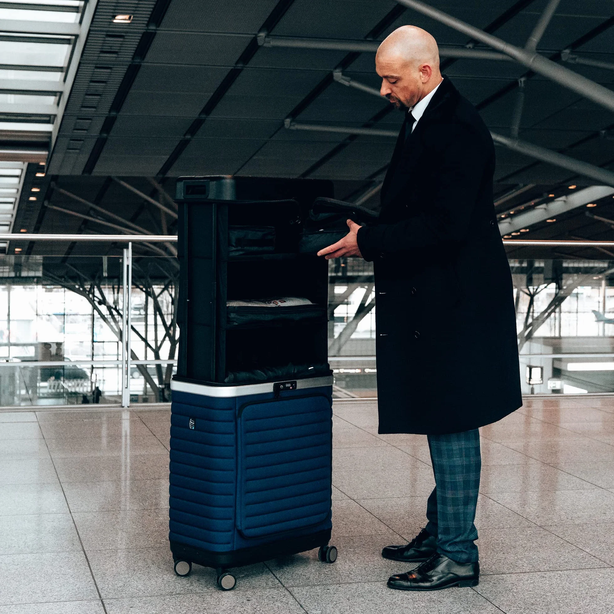 Pull Up Suitcase Estate Blue - Twoja mobilna szafa na ubrania. Rozkładana walizka podróżna z przegródkami, niebieski, 76 cm
