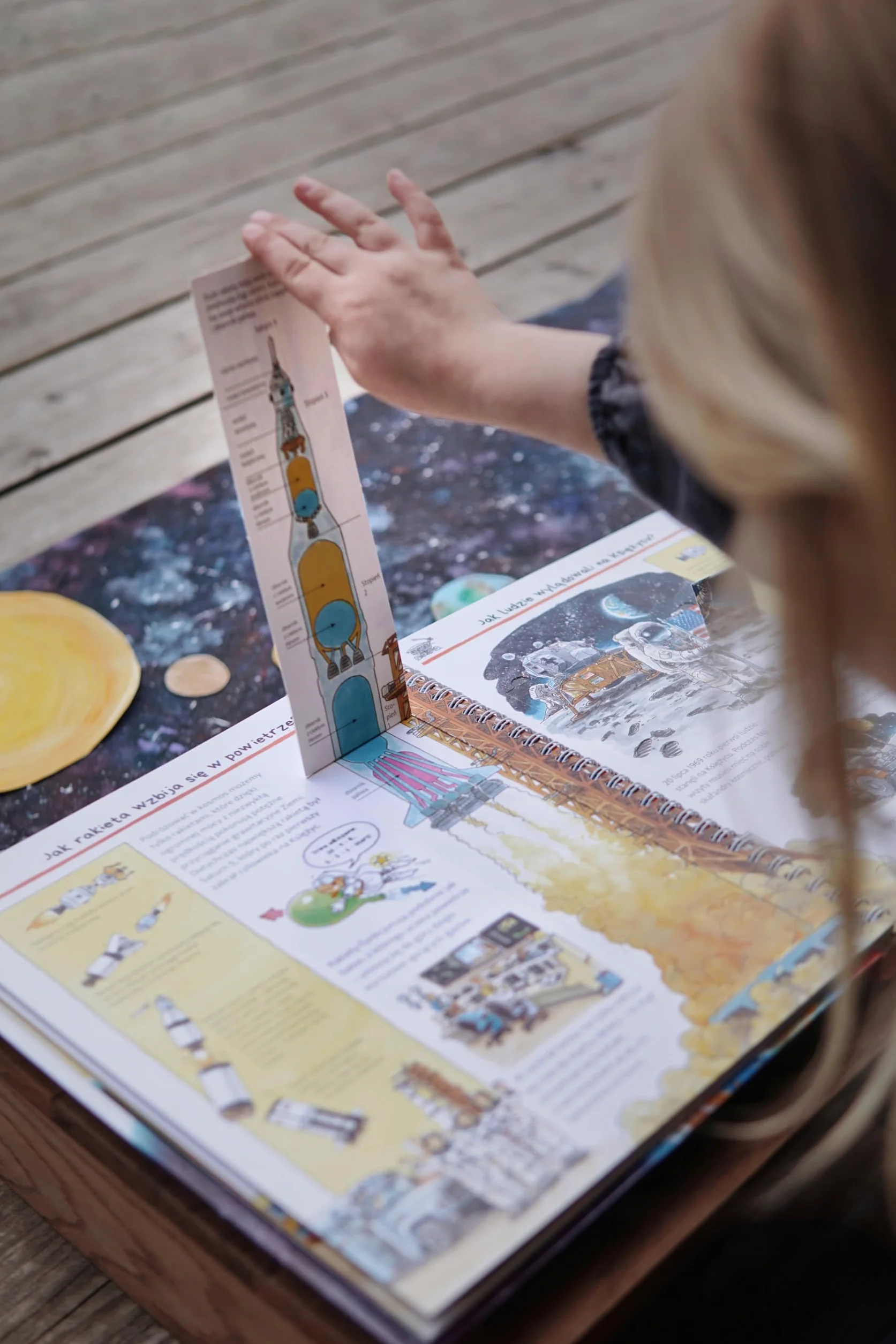 Odkrywamy kosmos Książka edukacyjna z okienkami Dla dzieci 3-8 lat Astronomia dla dzieci Popularnonaukowa seria Dlaczego? Kiedy? Jak?