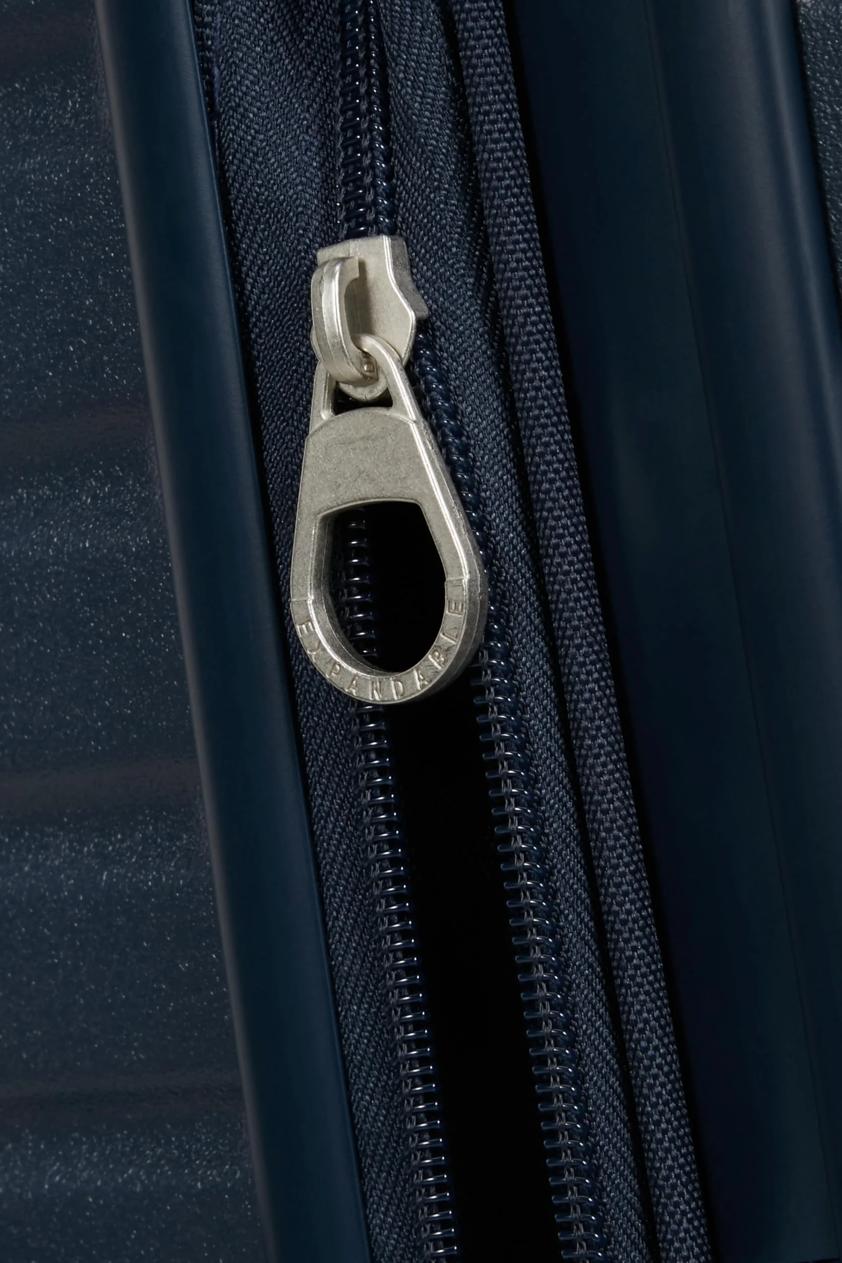 American Tourister Aerotech - 3-częściowy zestaw bagażowy z twardą skorupą (do przenoszenia, średni, duży) rozszerzalny zestaw wózków z zamkiem TSA - niebieski (metaliczny granat)