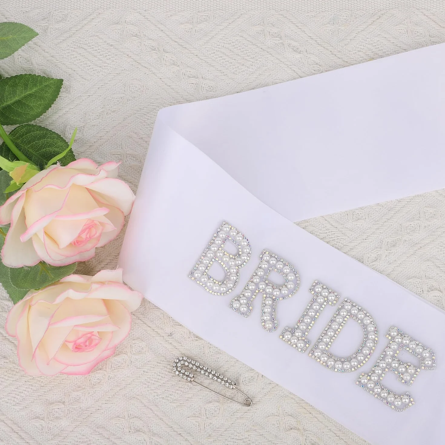BOXOB Perłowa Bride Szarfa, Biała Kryształ Górski Bride To Be Szarfa z Diamentową Broszką Akcesoria Ślubne do Wieczoru Panieńskiego Dekoracje Przyjęcie Przyszłej Panny Młodej Prezenty Druhen
