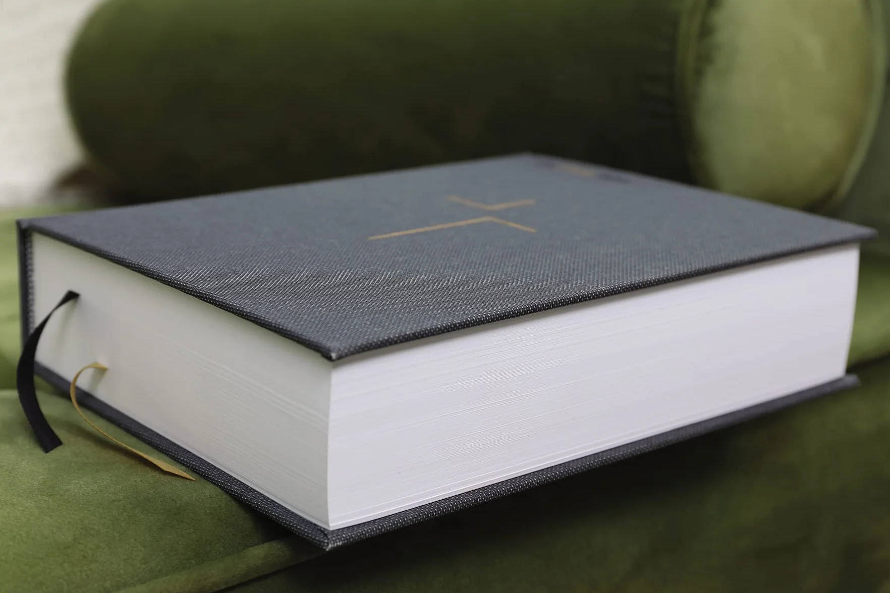 The Jesus Bible, ESV Edition, Cloth Over Board, Grey: English Standard Version, Charcoal, Cloth over Board