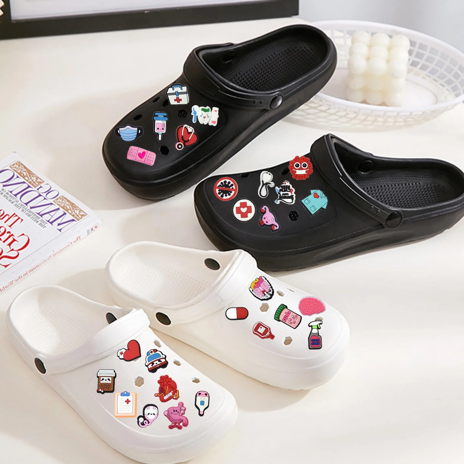 60 Sztuk Przypinek Crocs - Zestaw Kolczyków Jibbitz dla Medycyny i Pielęgniarki - Akcesoria do Dekoracji