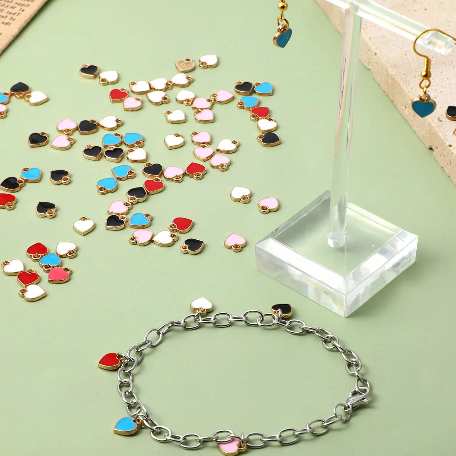 100 sztuk zawieszek w kształcie serca, DIY breloczek serce płaskie żywiczne zawieszki w kształcie serca w różnych kolorach, zawieszki w kształcie serca emaliowane zawieszki miłosnego serca charms na