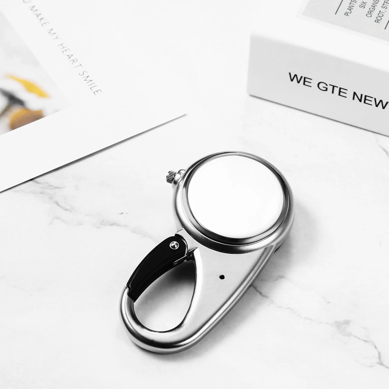 JewelryWe Analogowy zegarek na karabińczyk dla mężczyzn i kobiet, zegarek na klucze ze świecącymi wskazówkami. 1 ATM wodoodporny, zegarek pielęgniarski, brelok do plecaka, aktywności na świeżym