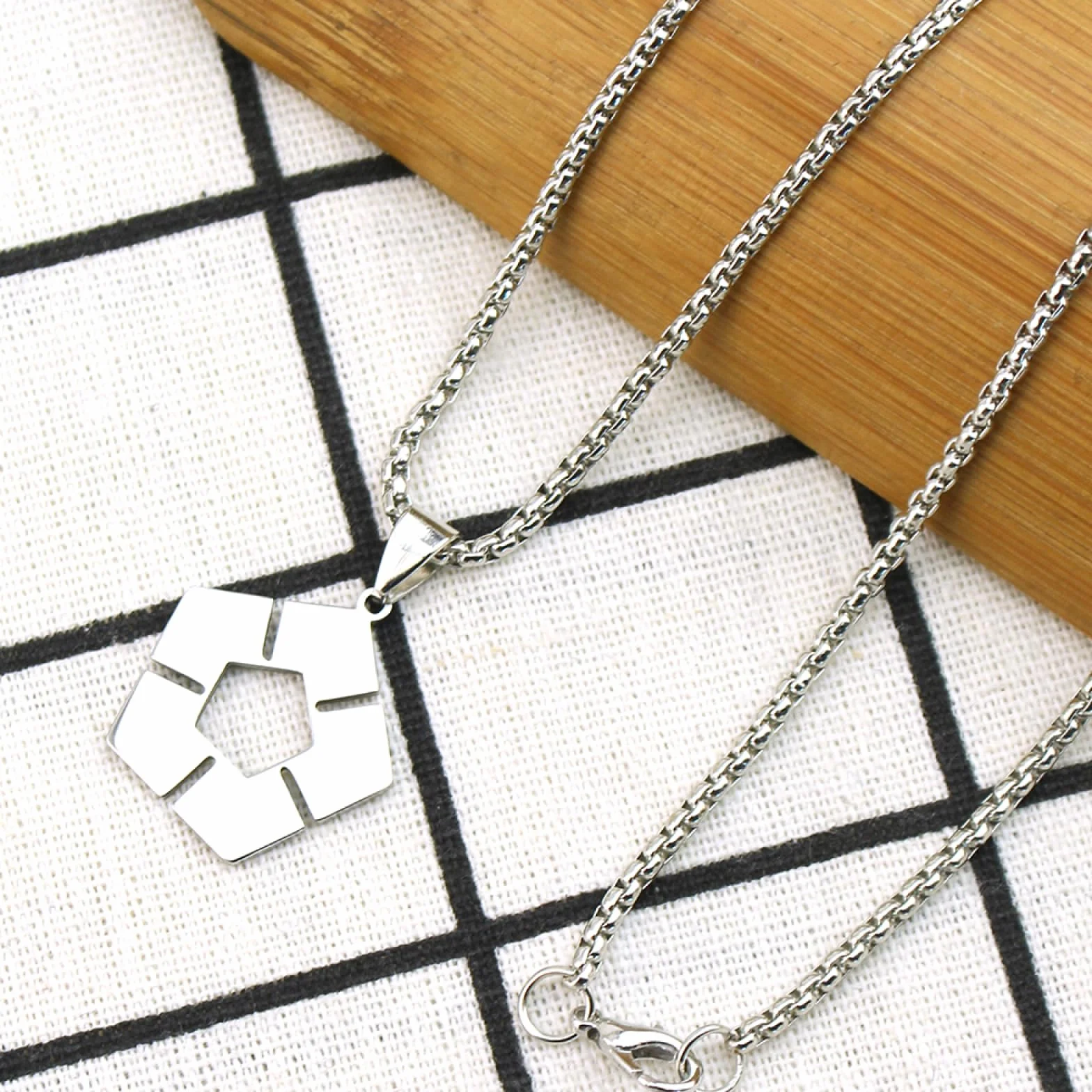 Casual naszyjnik wisiorek niebieski zamek naszyjnik kobiety mangas piłka nożna znak naszyjniki kobieta moda kreatywne pary łańcuszek srebrny kolor cosplay collier impreza biżuteria prezent