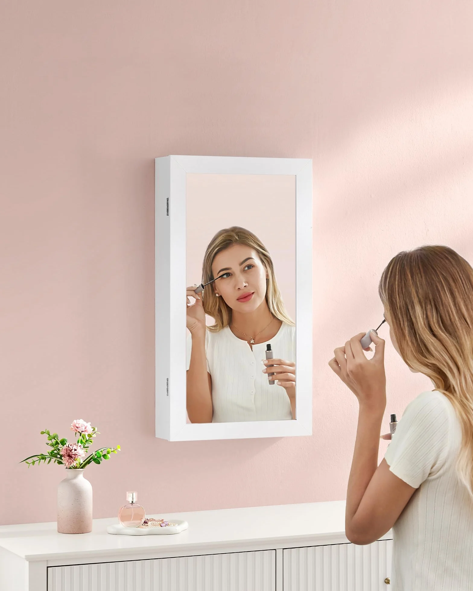 SONGMICS JJC051W02 Szafka na biżuterię, montowana na ścianie, z lustrem i miejscem do przechowywania, zamykana, organizer, oszczędność miejsca, biała powierzchnia, szara wyściółka