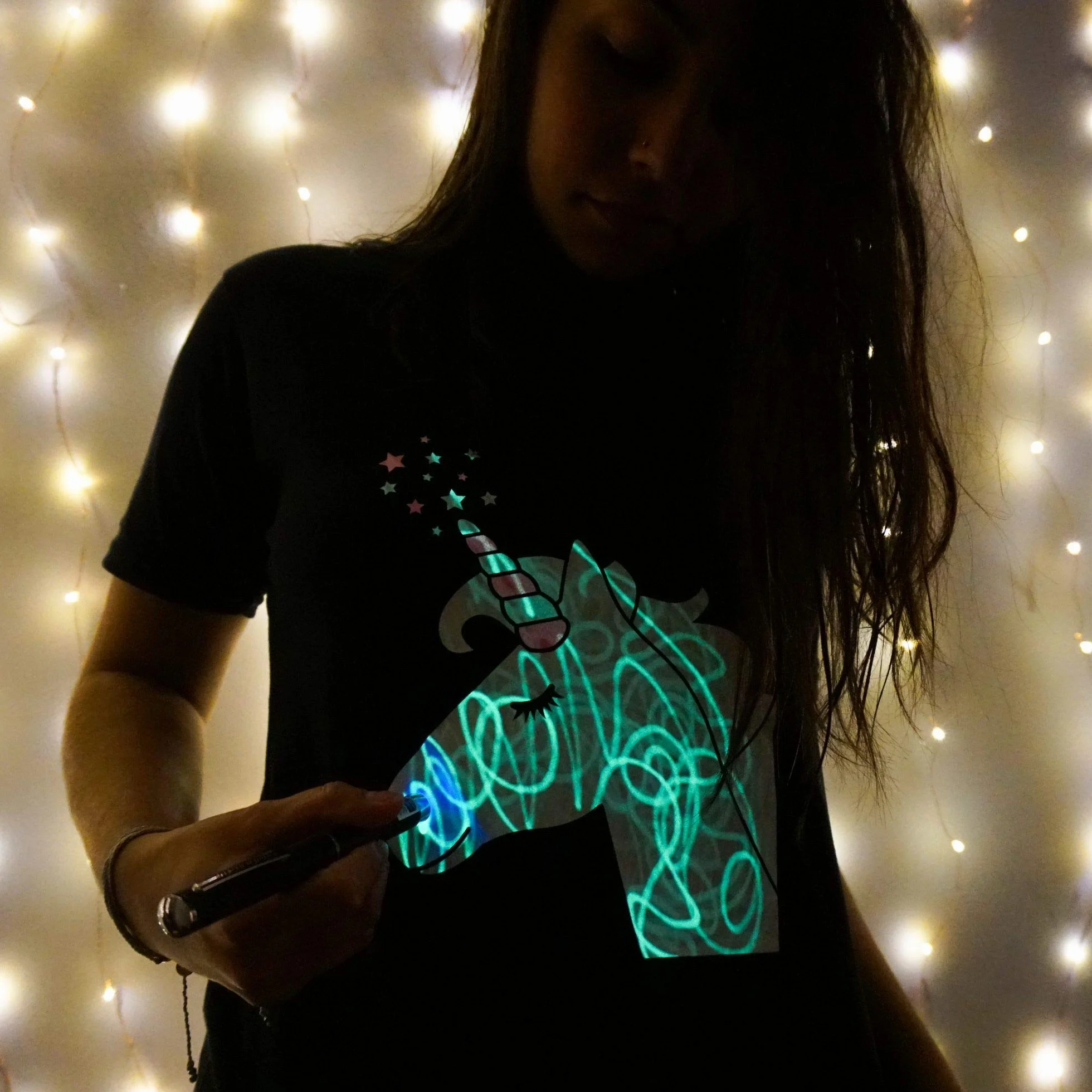 Illuminated Apparel Oryginalna interaktywna koszulka świecąca w ciemności - zabawa na przyjęcia urodzinowe i festiwale