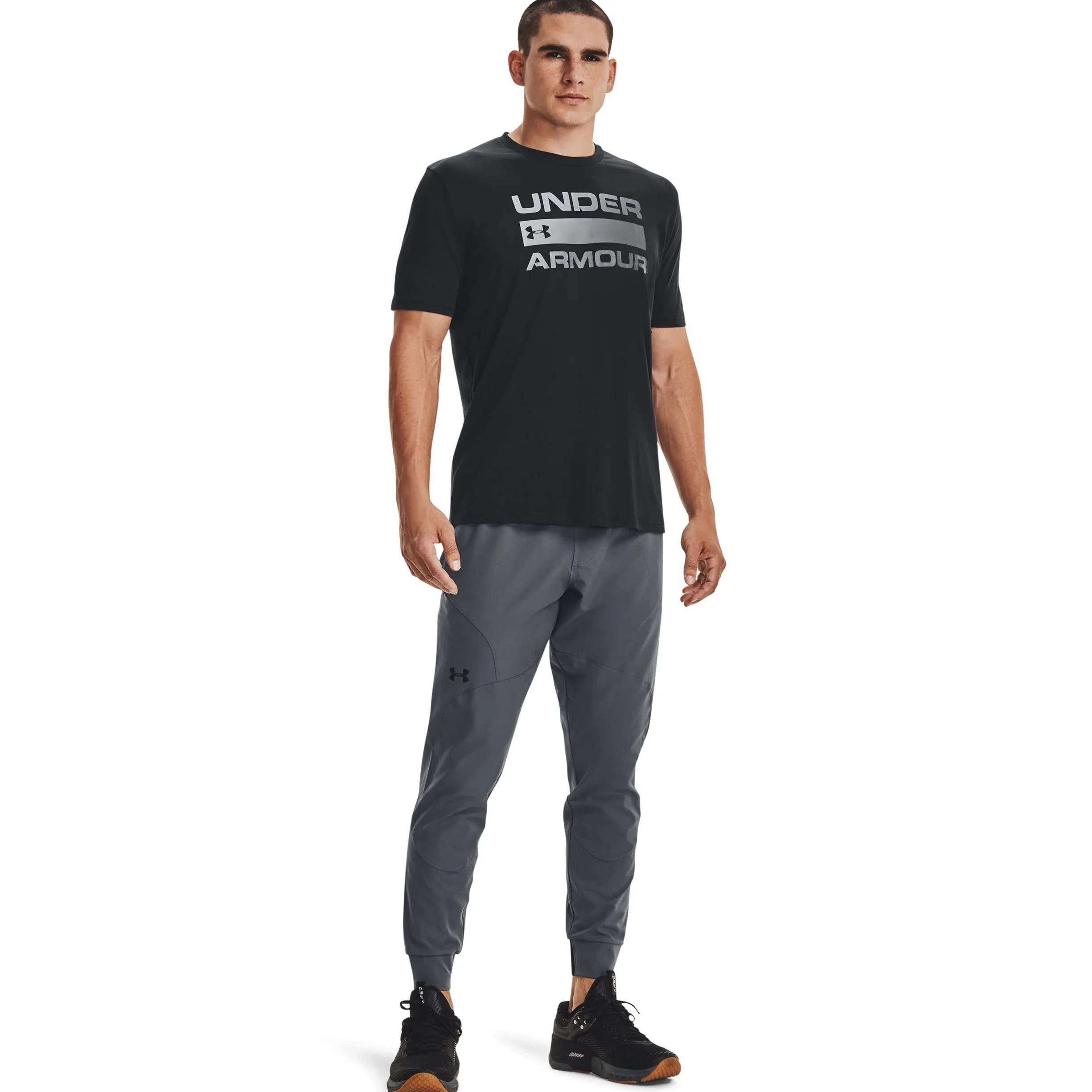 Under Armour Oddychająca koszulka sportowa, koszulka z krótkim rękawem i wygodna koszulka funkcyjna o luźnym kroju Mężczyźni Ua Team Issue Wordmark
