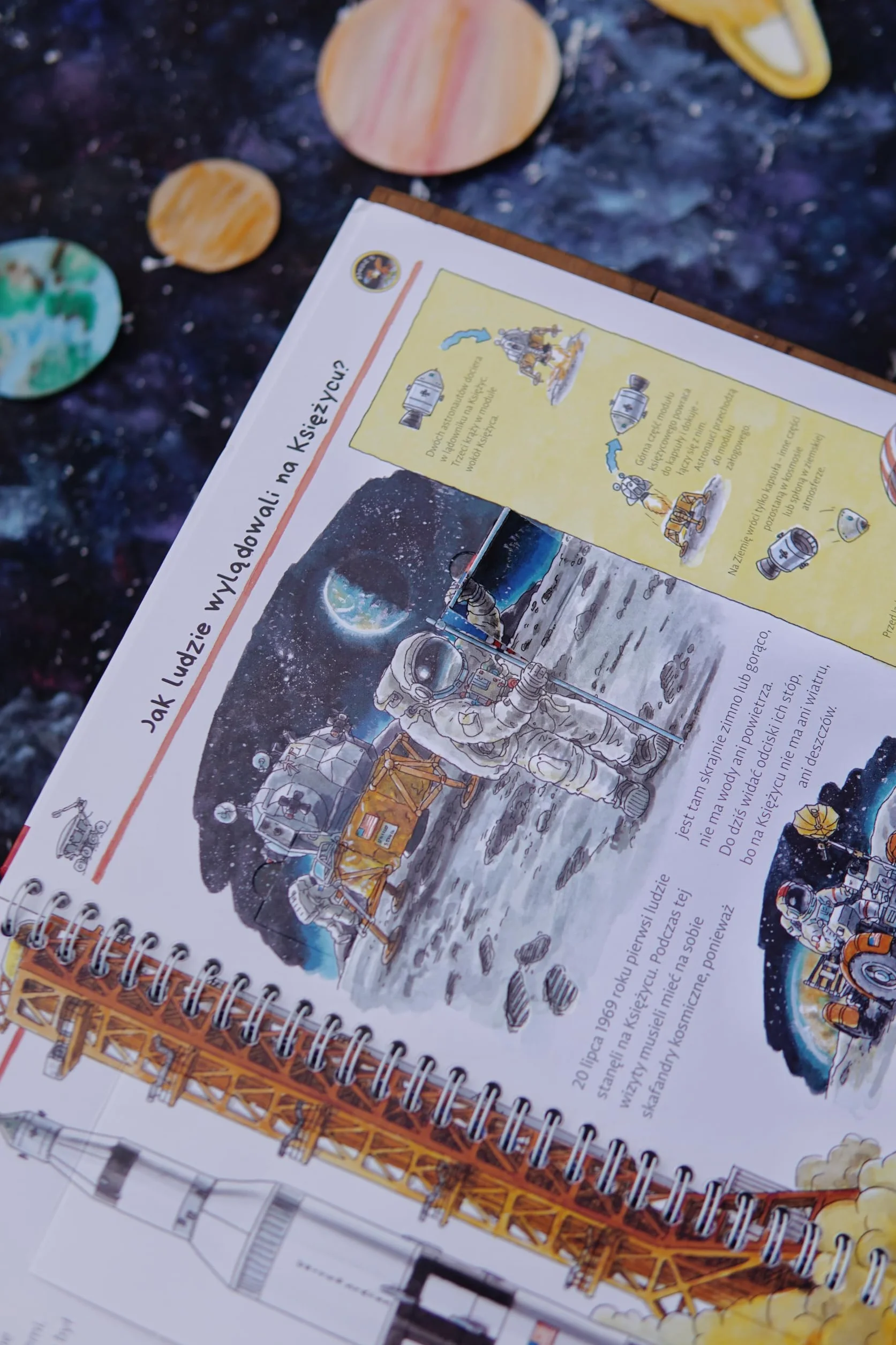Odkrywamy kosmos Książka edukacyjna z okienkami Dla dzieci 3-8 lat Astronomia dla dzieci Popularnonaukowa seria Dlaczego? Kiedy? Jak?