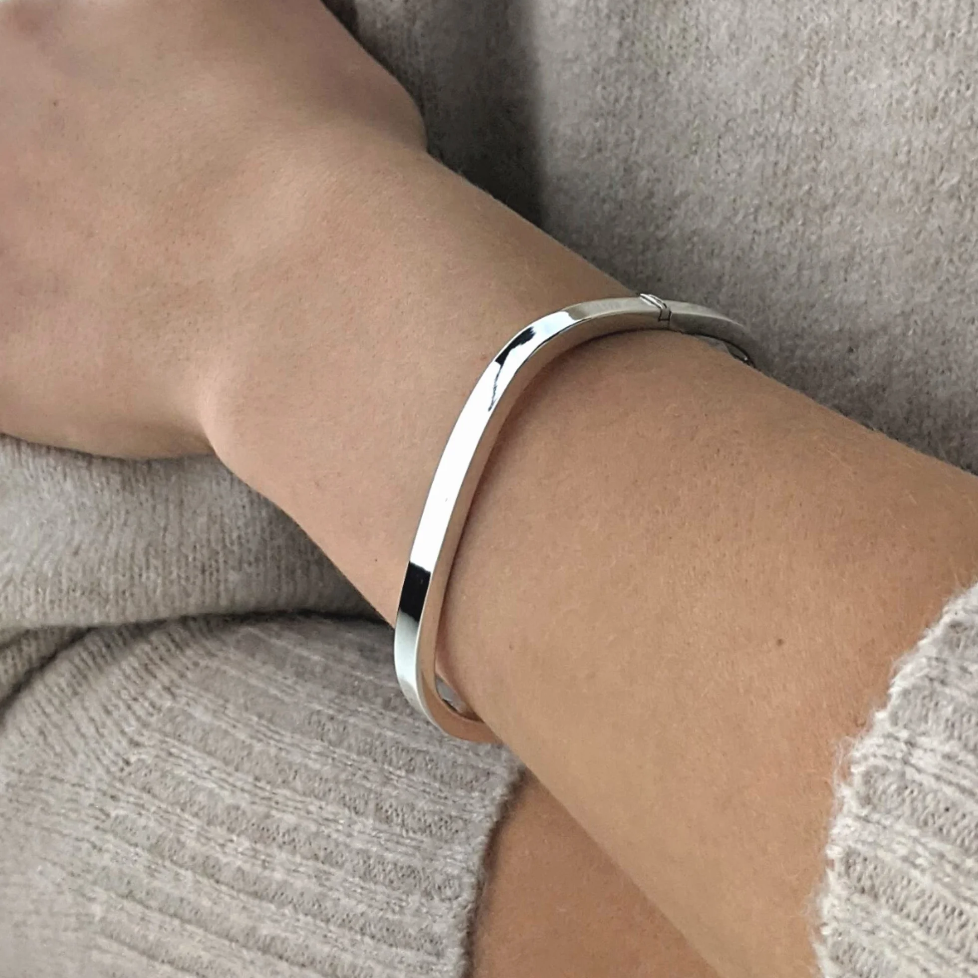 Silverly Kwadratowa bransoletka 5,2 mm z zawiasem z litego srebra próby 925 | elegancka bransoletka ze srebra wysokiej próby z kwadratową rurką | prezent urodzinowy dla mamy cioci