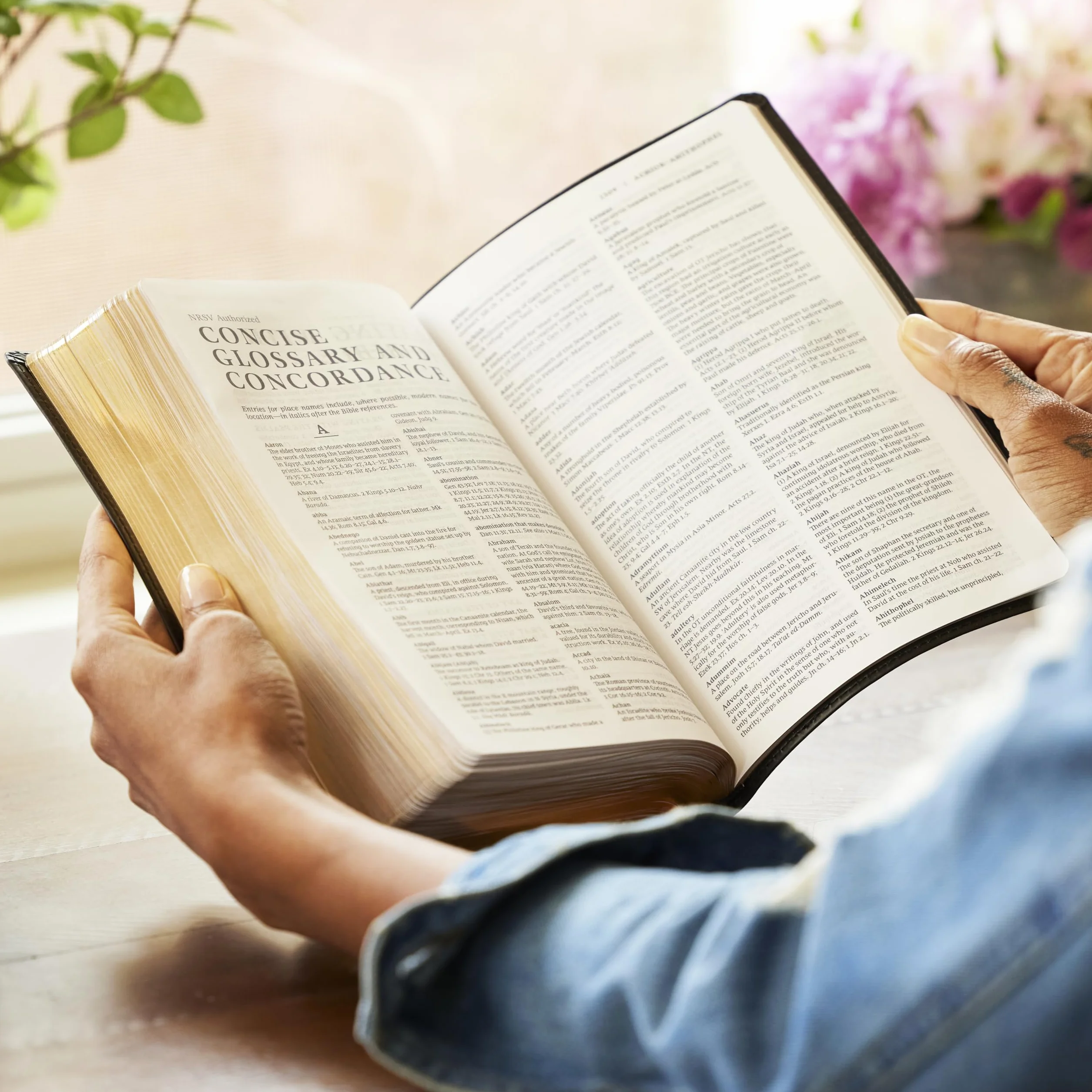 Nrsv, Catholic Bible, Gift Edition, Leathersoft, White, Comfort Print: Holy Bible