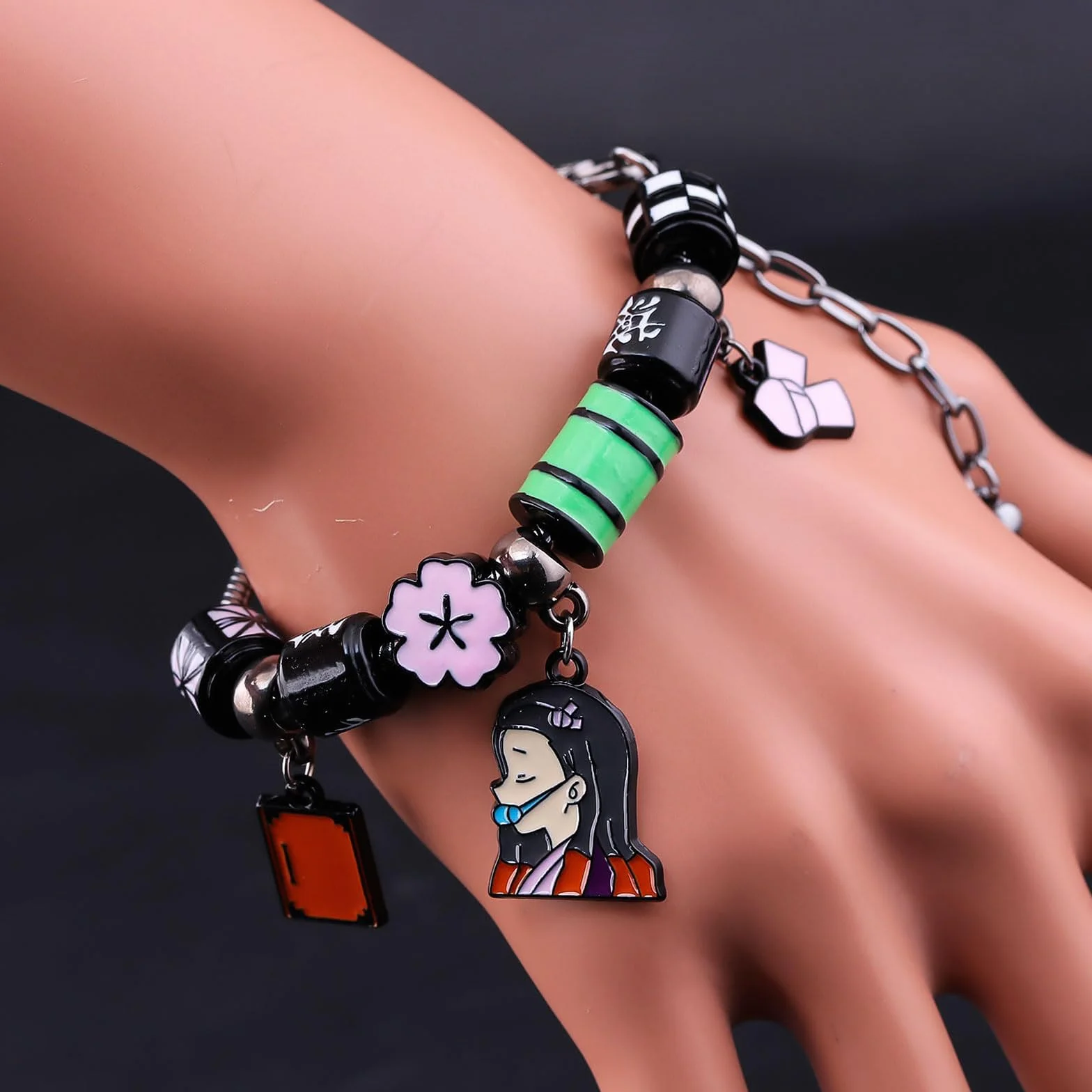 Nezuko bransoletka - kolorowe koraliki charms inspirowane pogromcą anime, prezent anime dla fanów i kolekcjonerów;
