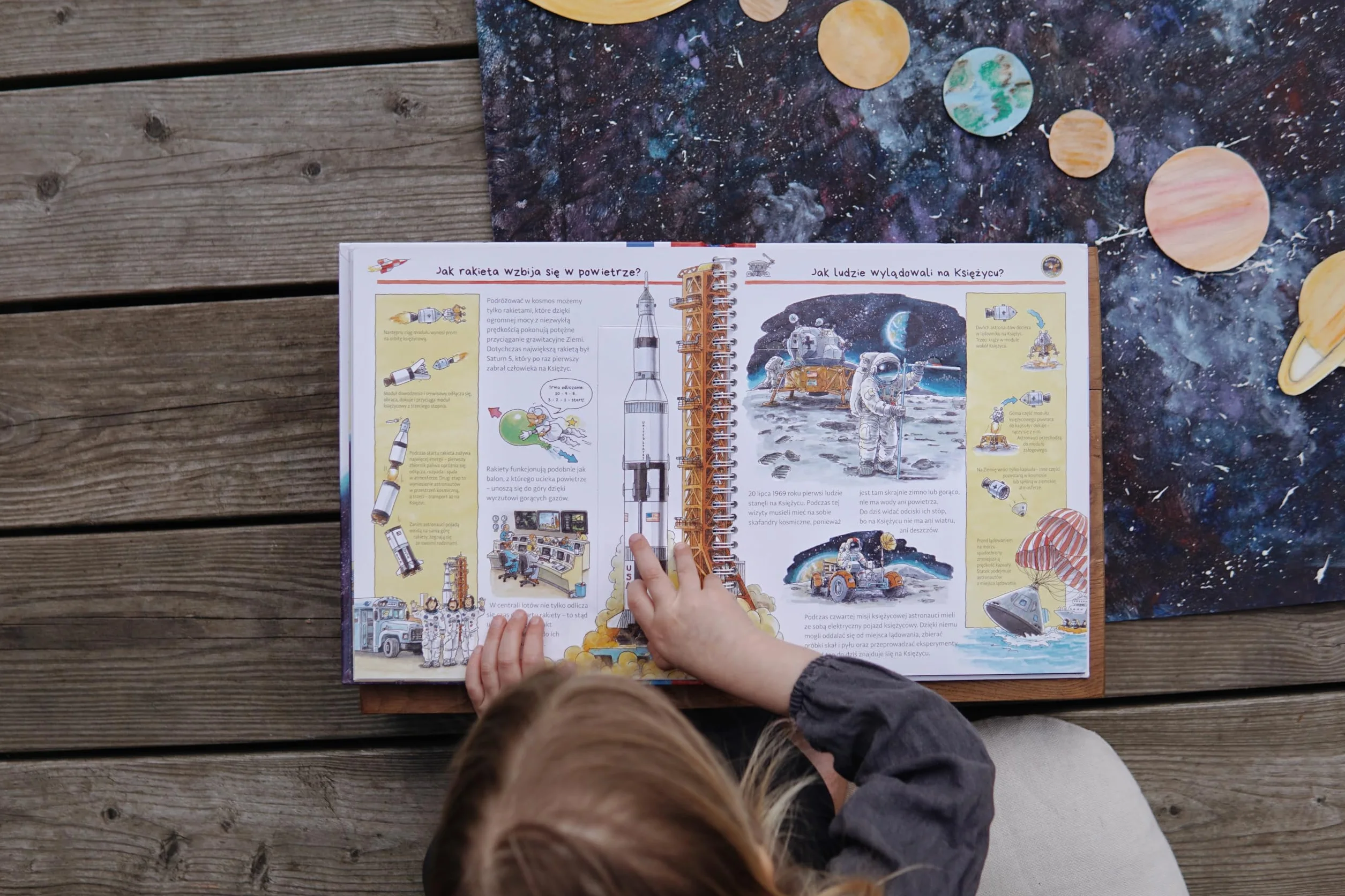 Odkrywamy kosmos Książka edukacyjna z okienkami Dla dzieci 3-8 lat Astronomia dla dzieci Popularnonaukowa seria Dlaczego? Kiedy? Jak?