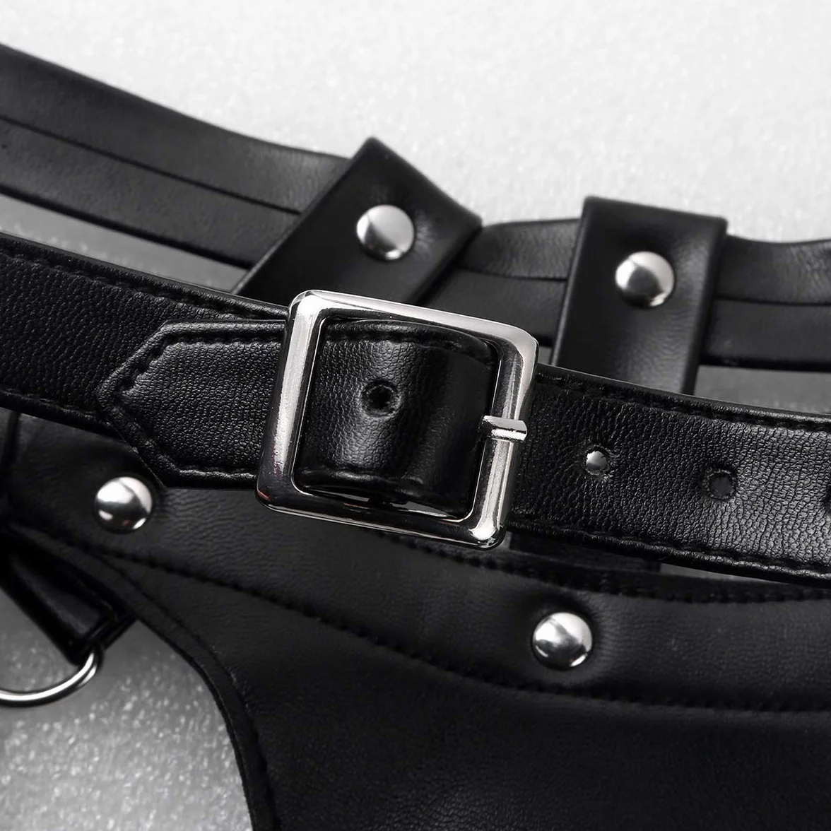 Męska seksowna uprząż na klatkę piersiową regulowana sztuczna skóra wiązana na szyi szelki pas piersiowy z metalowymi o-ringami steampunk odzież klubowa