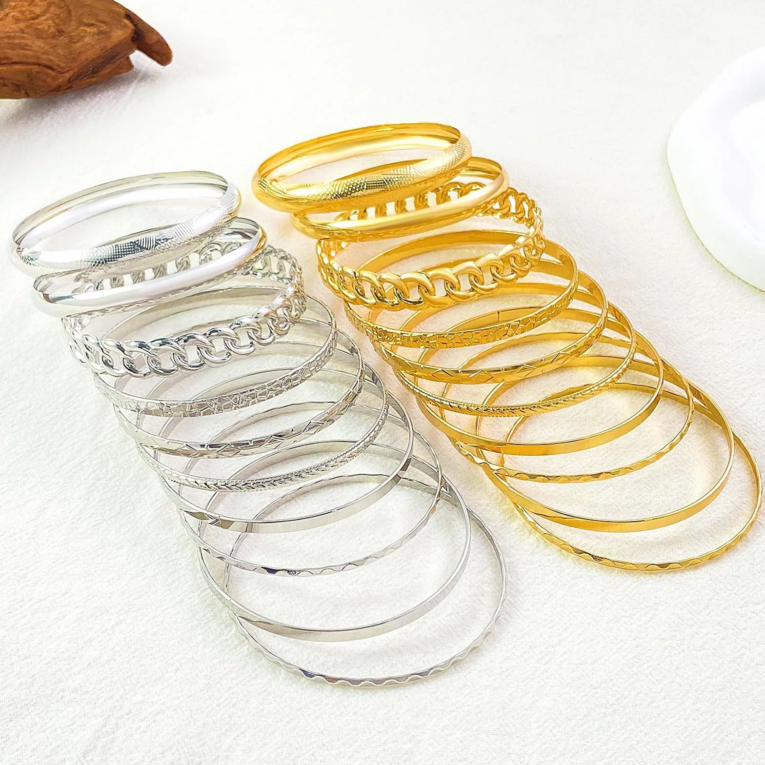 AYNKH 10 szt. bransoletek dla kobiet, minimalistyczna bransoletka w stylu boho, vintage regulowane bransoletki do układania w stos, etniczne błyszczące teksturowane indyjskie bransoletki dla kobiet na