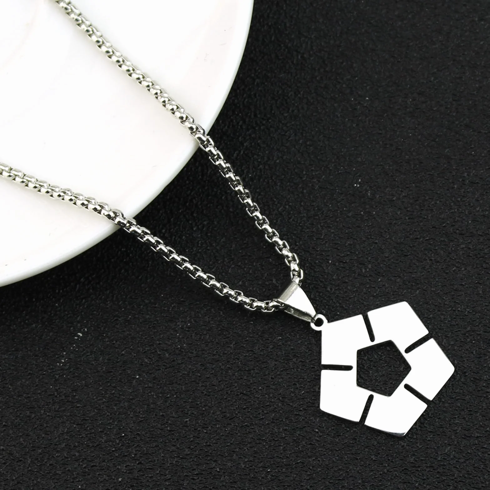 Casual naszyjnik wisiorek niebieski zamek naszyjnik kobiety mangas piłka nożna znak naszyjniki kobieta moda kreatywne pary łańcuszek srebrny kolor cosplay collier impreza biżuteria prezent