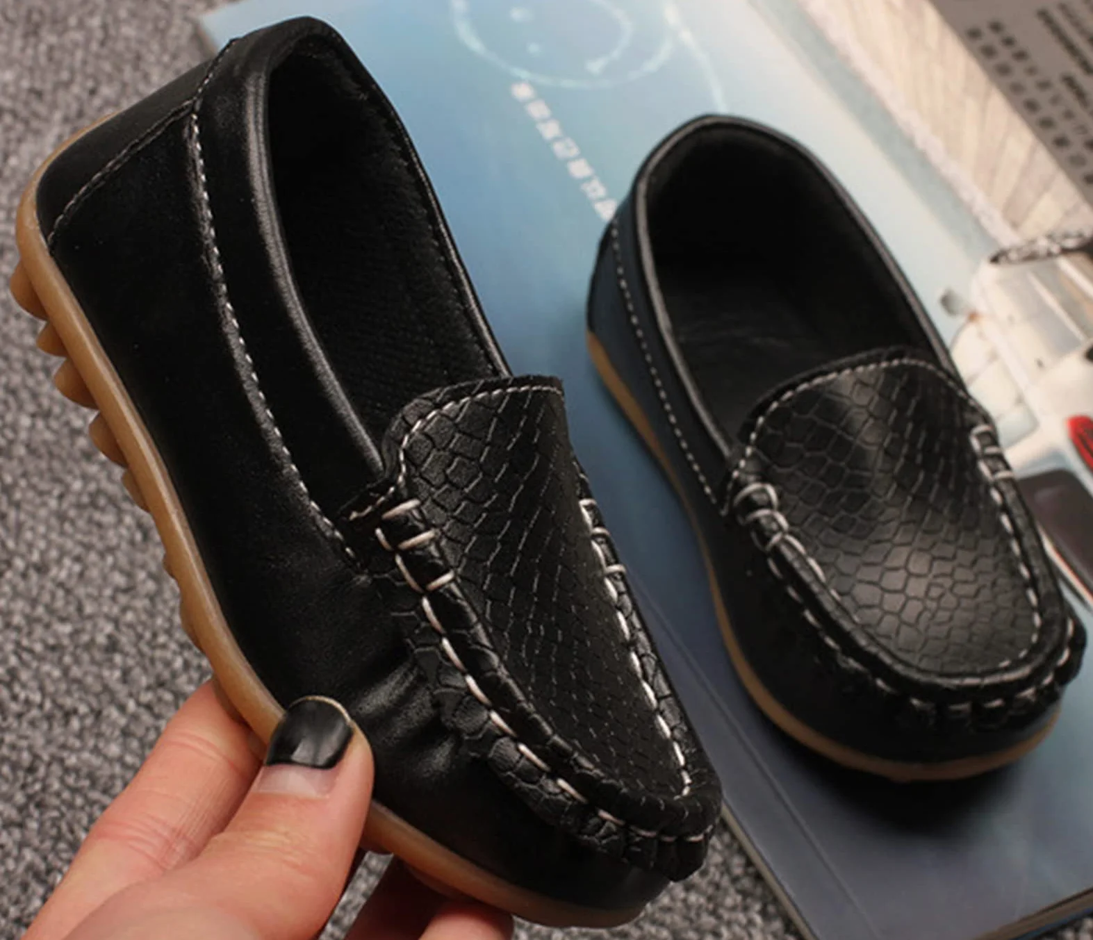 Skórzane mokasyny dla dzieci chłopcy dziewczęta moda loafers na co dzień łódź płaskie buty antypoślizgowe oksfordy wygodne buty do chodzenia, Czarny (Black), 24 EU
