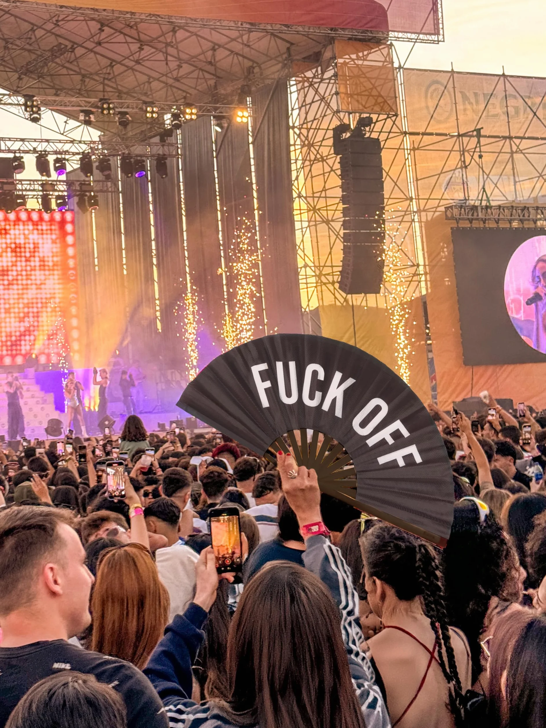 Fisura - duży składany wachlarz "f*CK Off". Oryginalny wachlarz z dużym przesłaniem czarny XXL. Składany wachlarz bambusa. Wymiary: 64 x 33 centymetry.