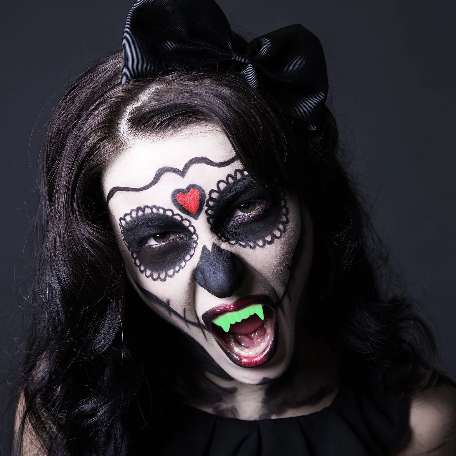 Ouligay 12 szt. Halloween zęby wampira, sztuczne kły wampira, wilkołak, zombie, kły, cosplay, rekwizyty, plastikowe protezy dla dzieci, dorosłych, dekoracje imprezowe